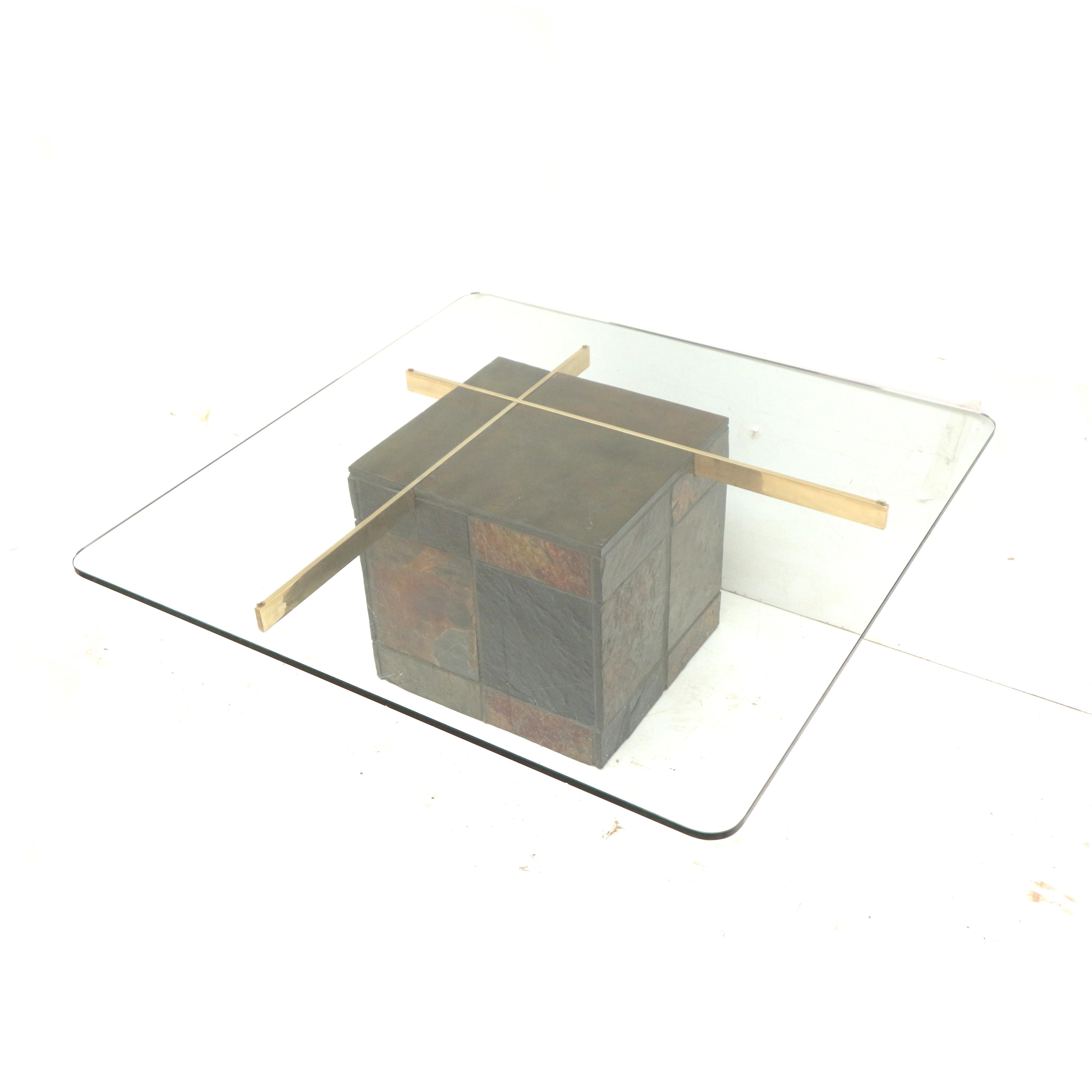 Couchtisch im italienischen Design von Artedi mit Sockel aus Naturstein und Glasplatte (Stein) im Angebot