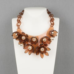 Collana a pettorina in rame e acrilico di design italiano con fiori e perle