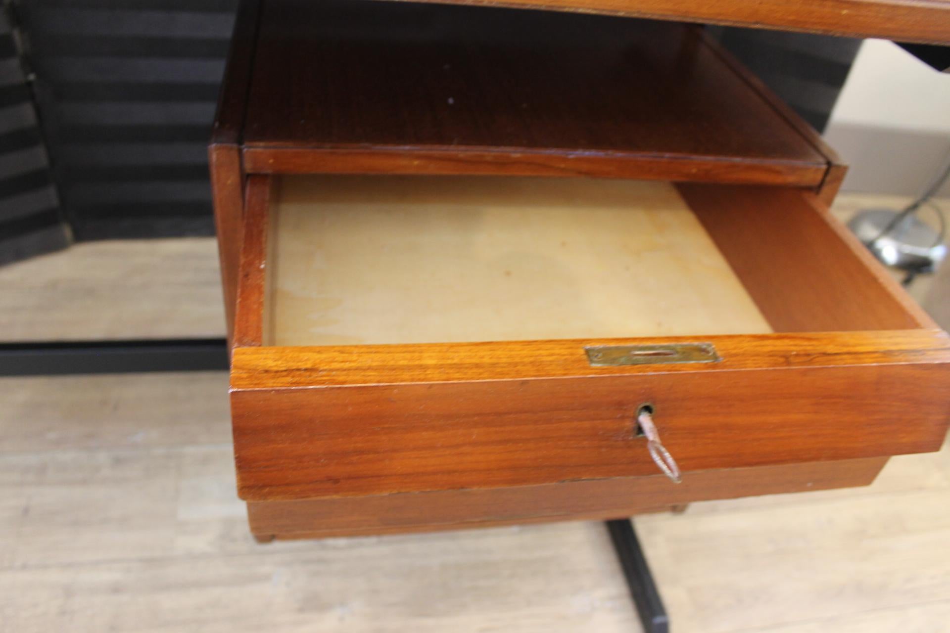 Beech desk, Italian design from the 60s/70s.
Structure in black metal, front with three drawers.
He can stand in the middle of a room.
This desk has been restored (buffer varnish).
