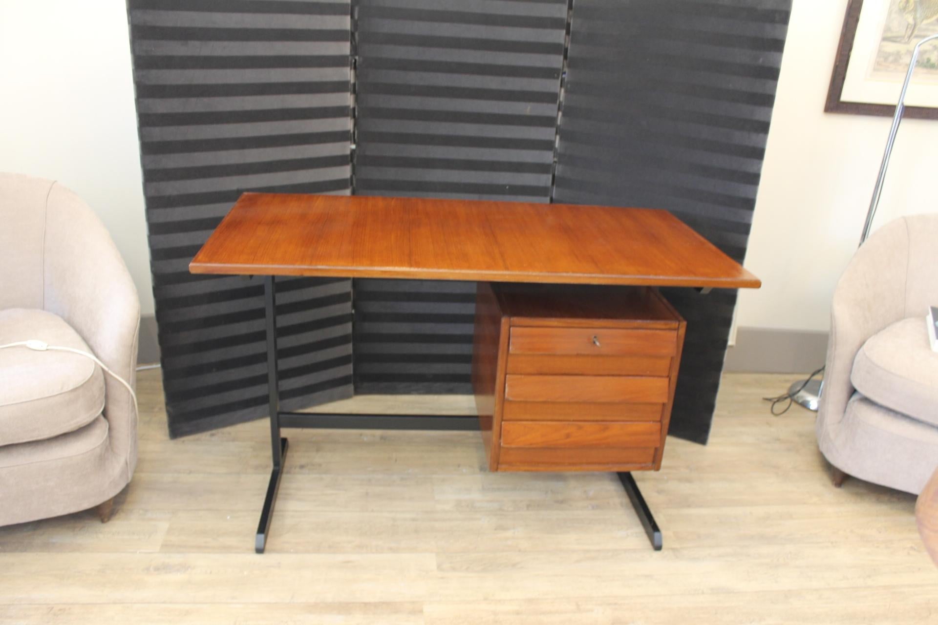 Mid-Century Modern Italian Design Desk 1970 For Sale