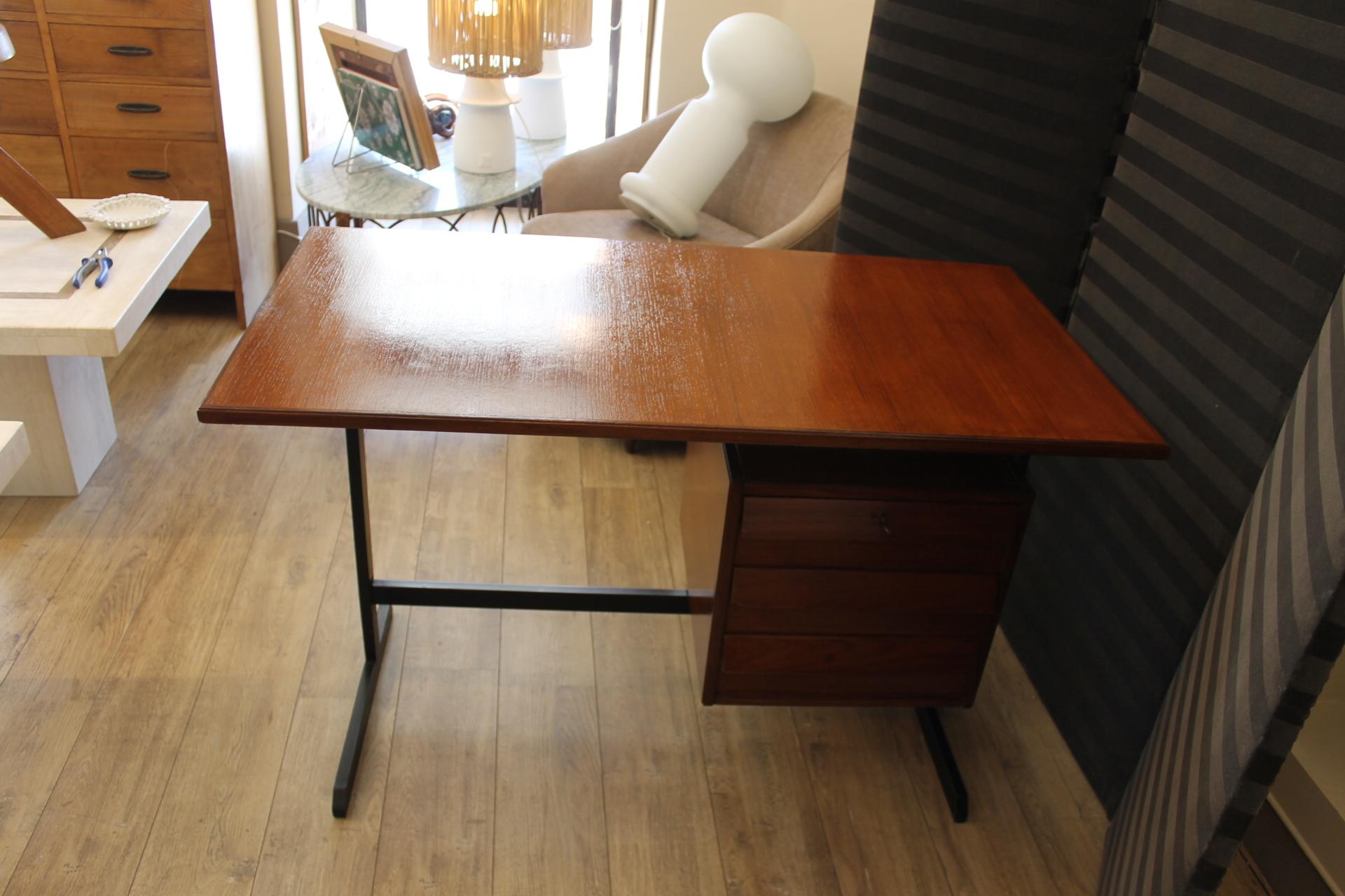 Hand-Crafted Italian Design Desk 1970 For Sale