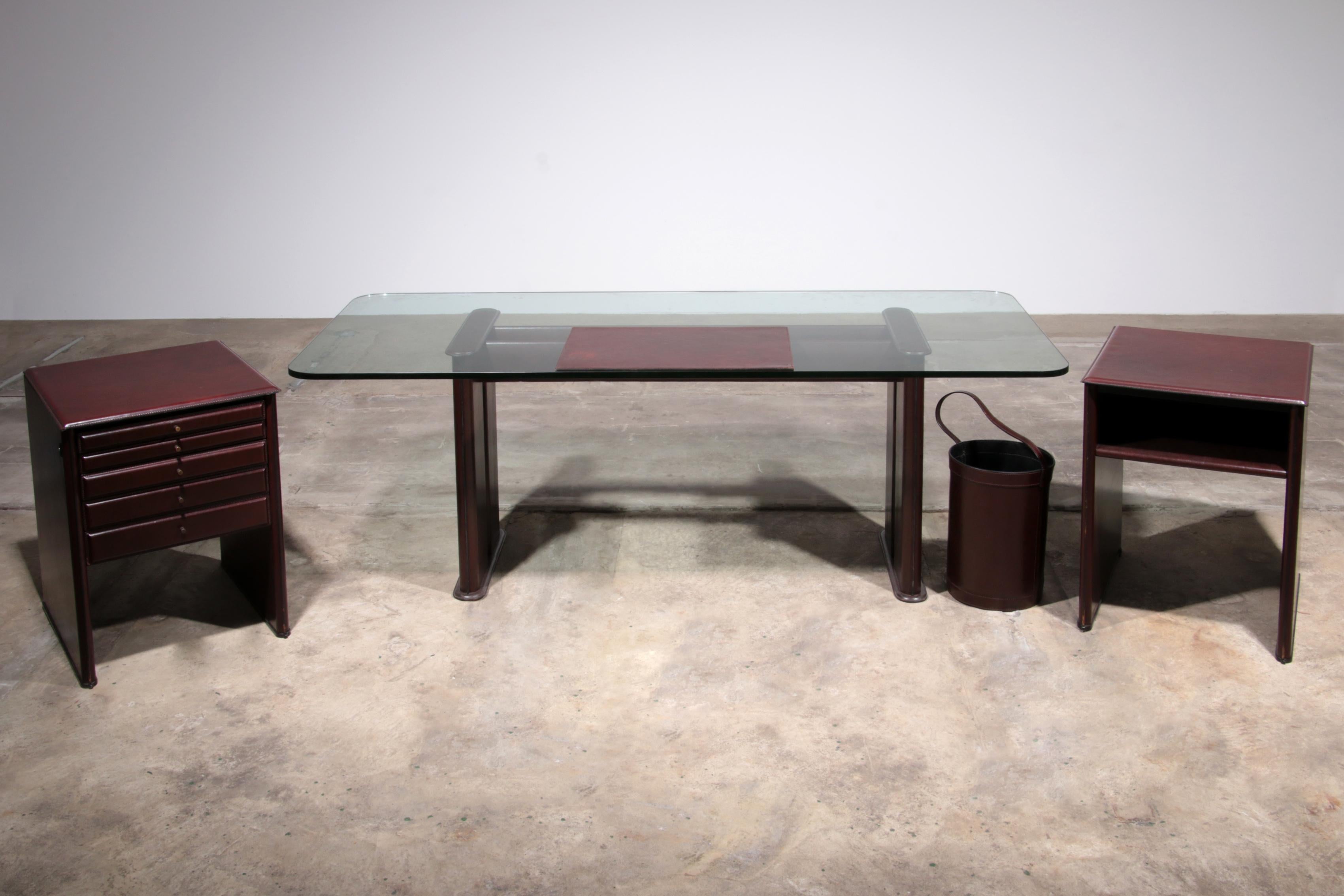 Dieser moderne italienische Schreibtisch, der 1979 von Tito Agnoli für Matteo Grassi entworfen wurde, ist ein Beispiel für die Raffinesse und Funktionalität des italienischen Designs der 1970er Jahre. Der mit viel Liebe zum Detail gefertigte