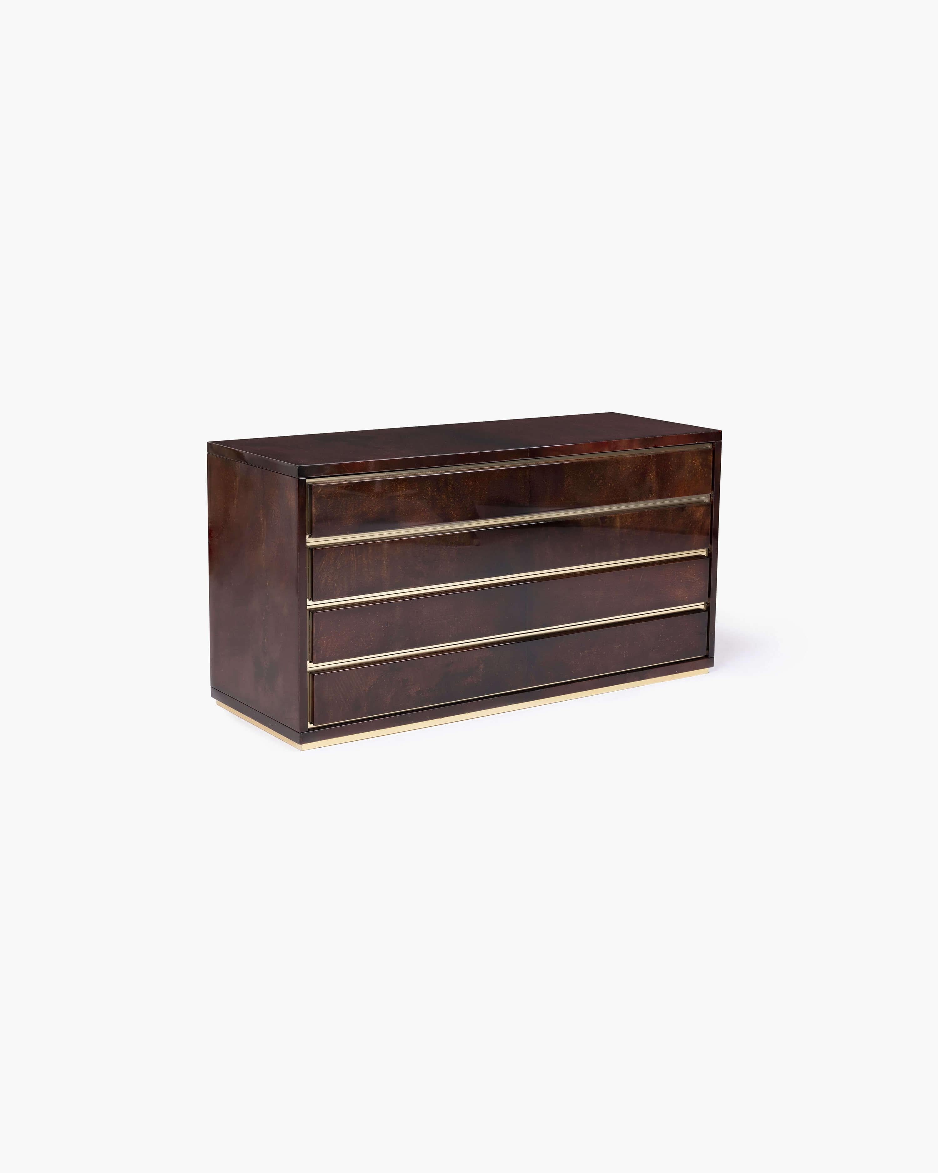 Immergiti nella bellezza senza tempo del design italiano con questa splendida cassettiera realizzata in pergamena di capra, del 1960 circa, nel rinomato stile di Aldo Tura. Questo pezzo eccezionale, creato per Salpol, mette in mostra la squisita