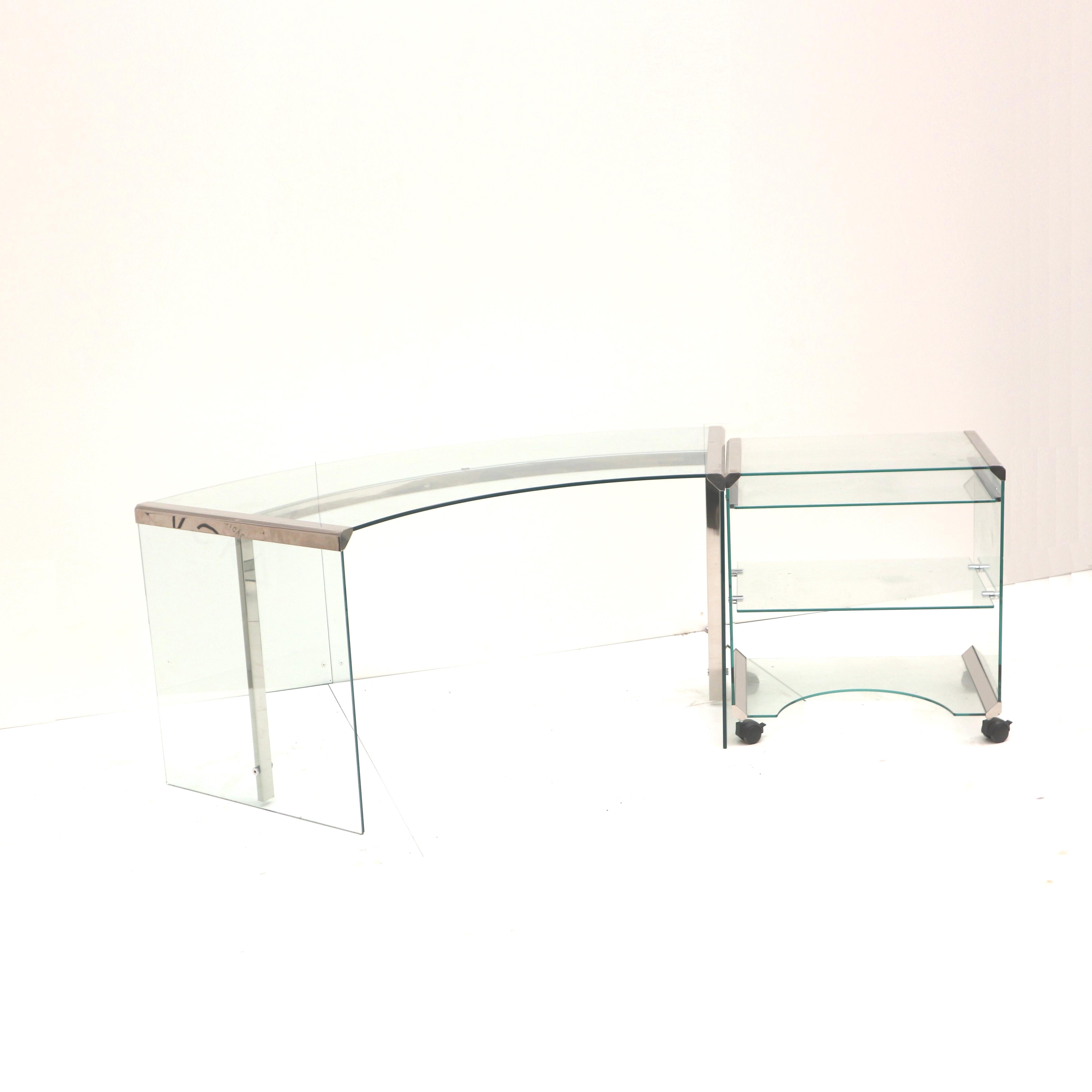 Bureau de direction design italien / bureau en verre de sécurité conçu par Pierangelo Gallotti pour Gallotti & Radice.

Conçu à l'origine par Pierangelo Gallotti chez Gallotti & Radici en 1971. Gallotti & Radice est une entreprise italienne renommée