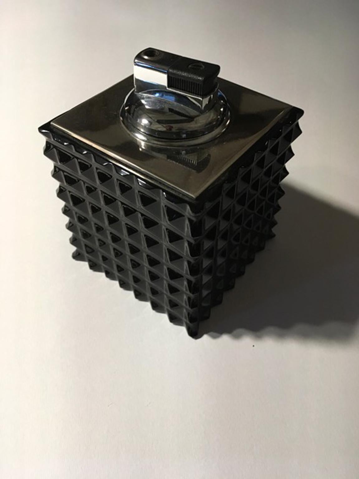 Italien Modernes Design Schwarzes facettiertes Kristalltischfeuerzeug Zeitgenössische Produktion (Italienisch) im Angebot