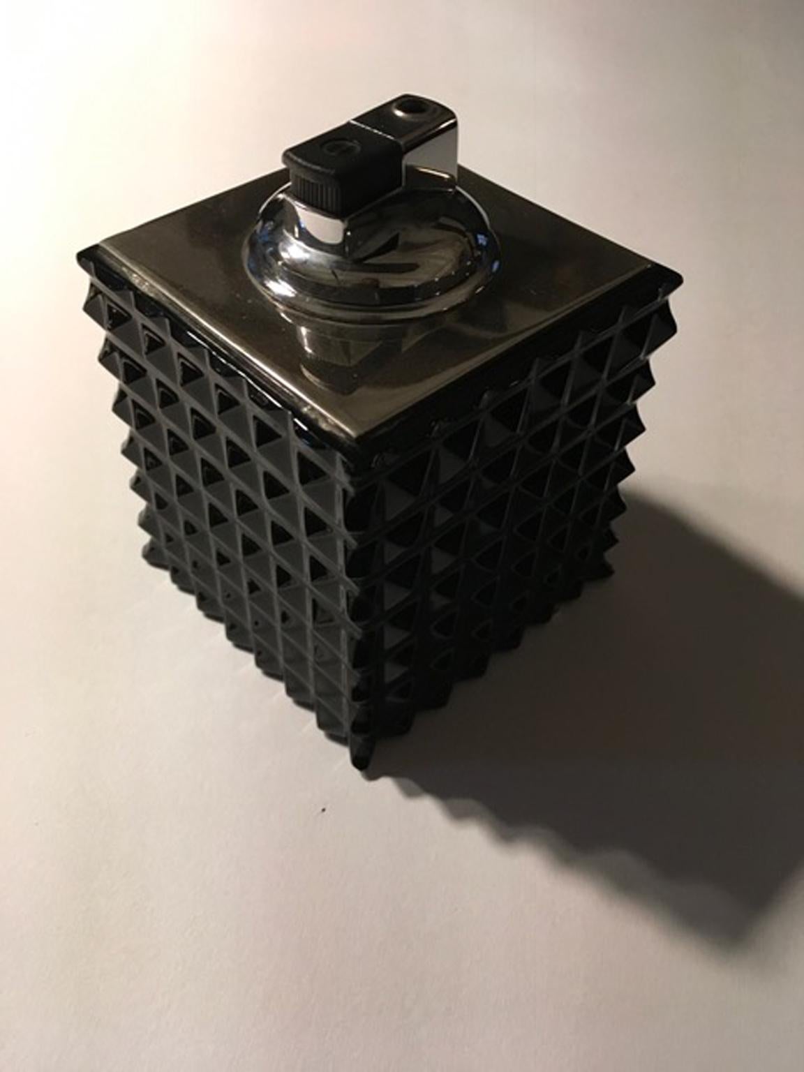 Italien Modernes Design Schwarzes facettiertes Kristalltischfeuerzeug Zeitgenössische Produktion (Facettiert) im Angebot