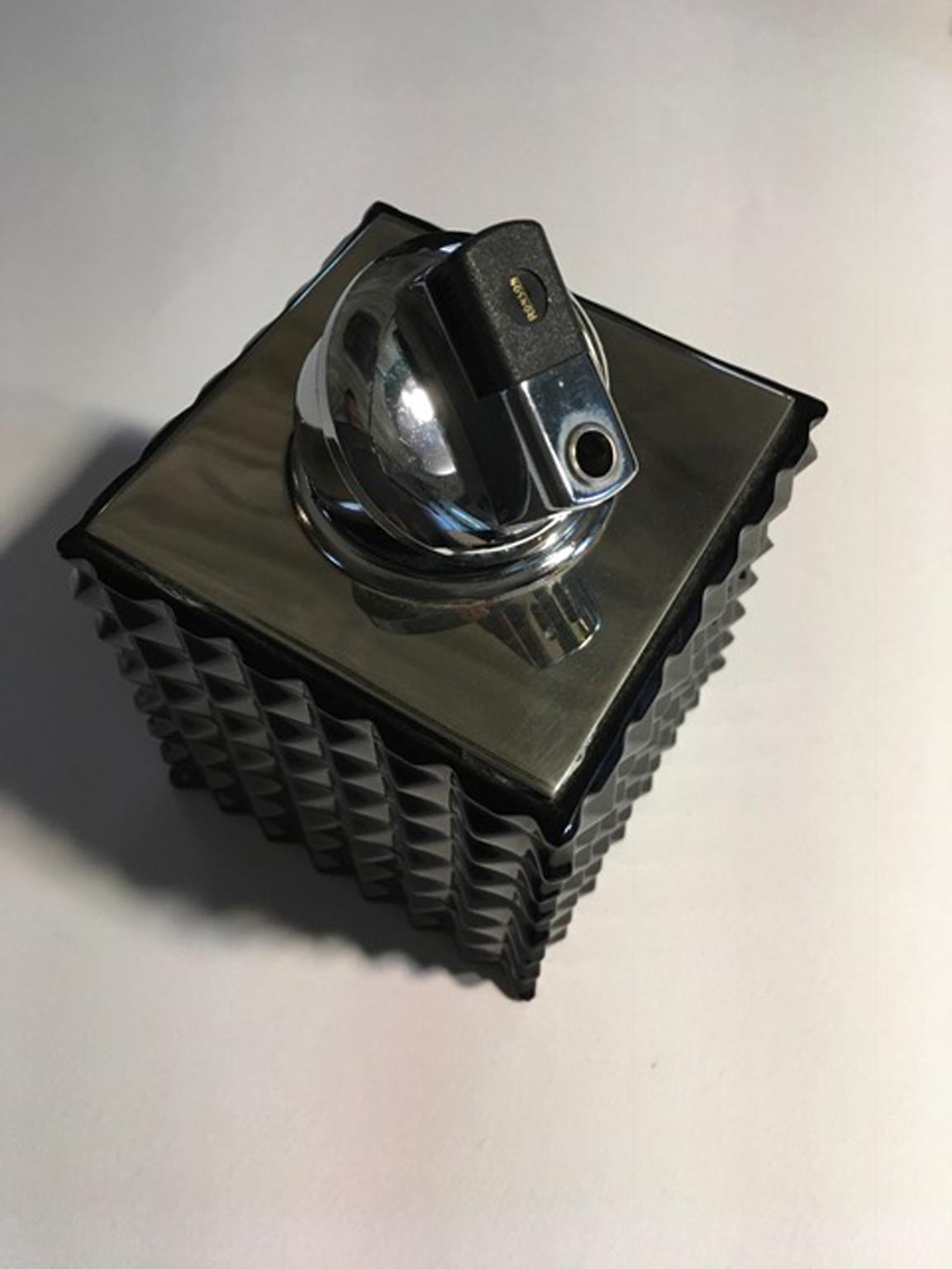 Italien Modernes Design Schwarzes facettiertes Kristalltischfeuerzeug Zeitgenössische Produktion (21. Jahrhundert und zeitgenössisch) im Angebot