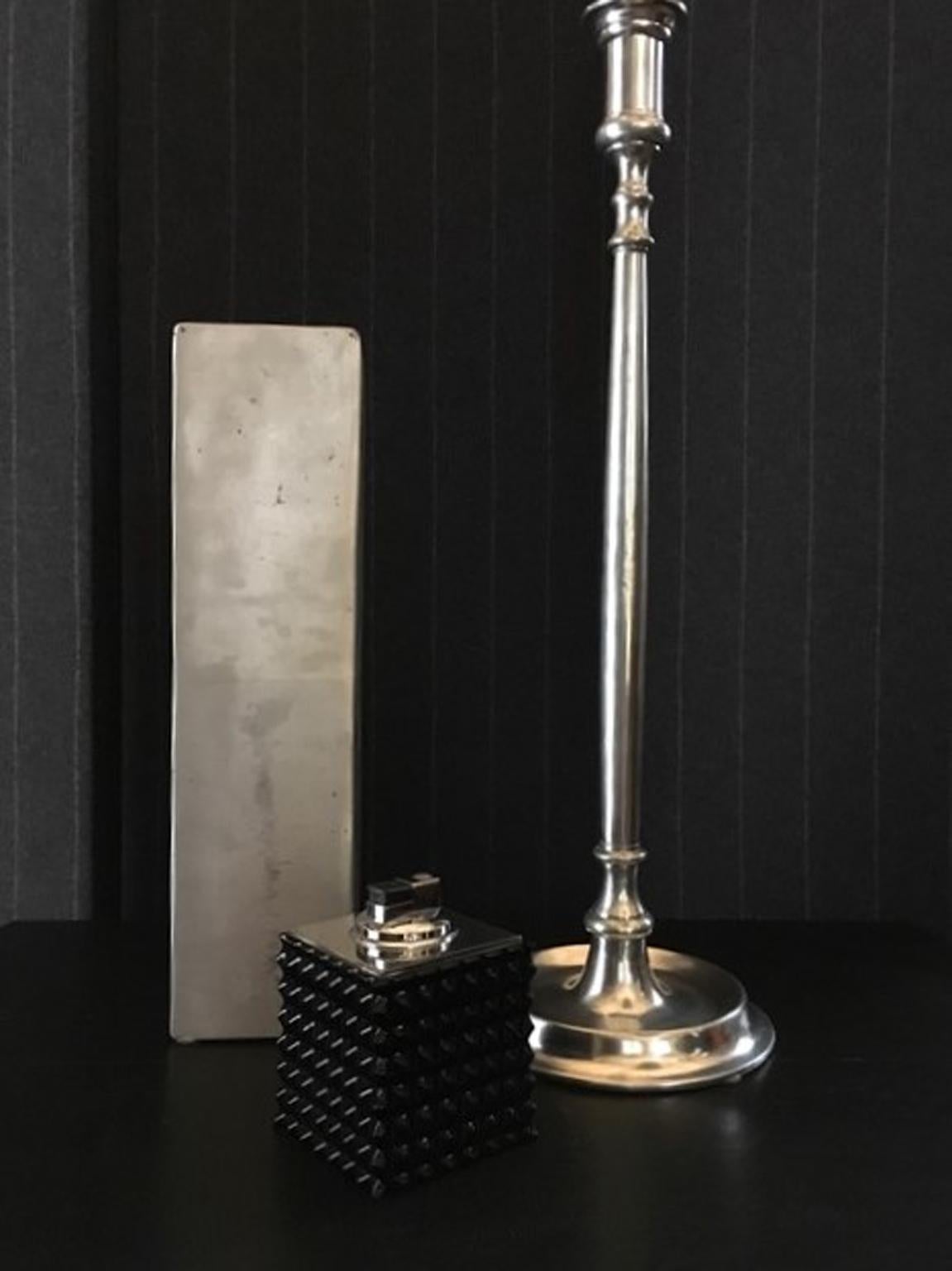Italien Modernes Design Schwarzes facettiertes Kristalltischfeuerzeug Zeitgenössische Produktion im Angebot 1