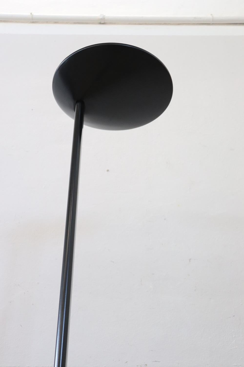 Beautiful floor lamp in black metal 1970s Italian design. Working. Very elegant, for vintage environments.