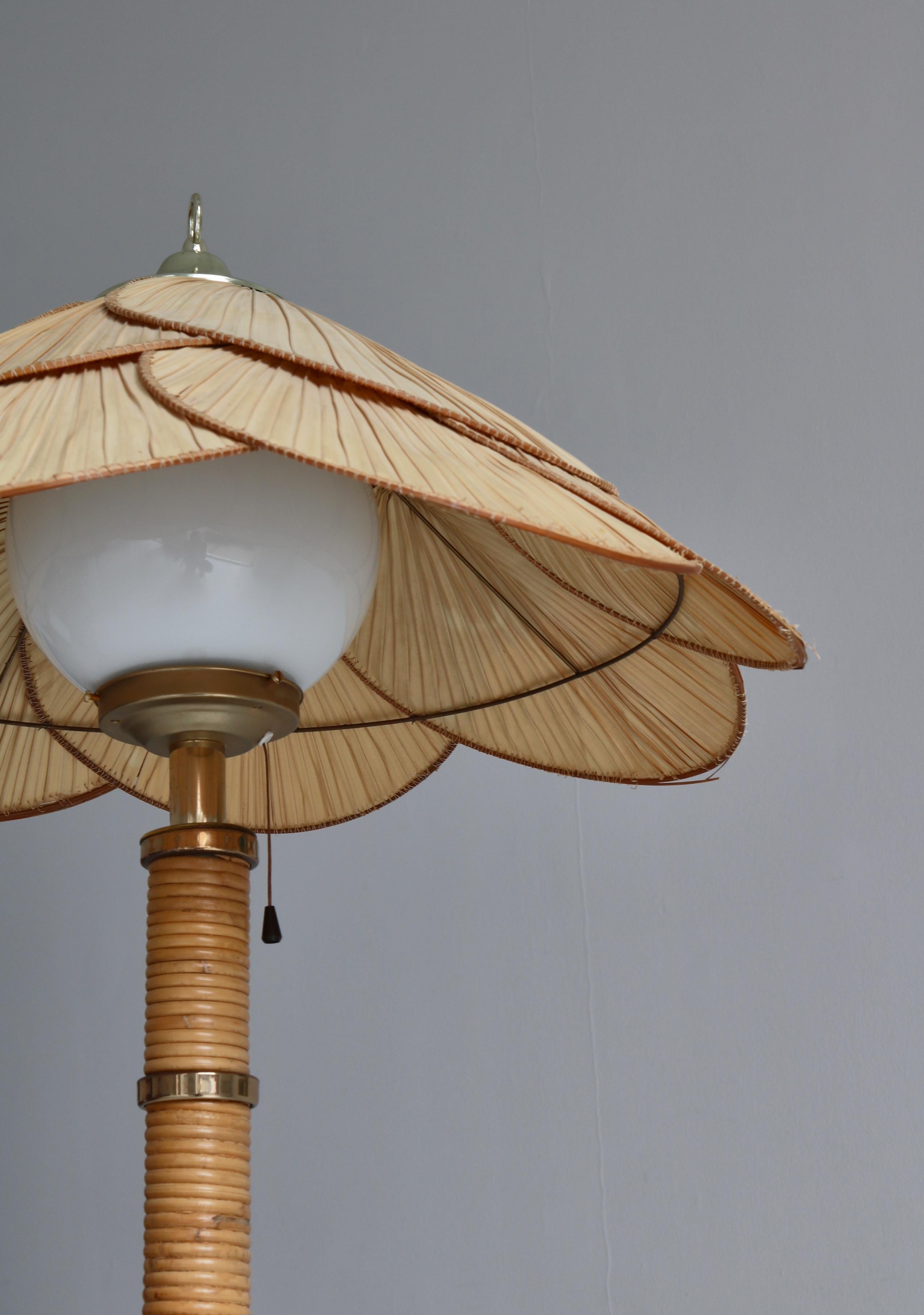 Italian Design Floor Lamp in Brass, Glass & Rattan, 1970s In Good Condition In Odense, DK