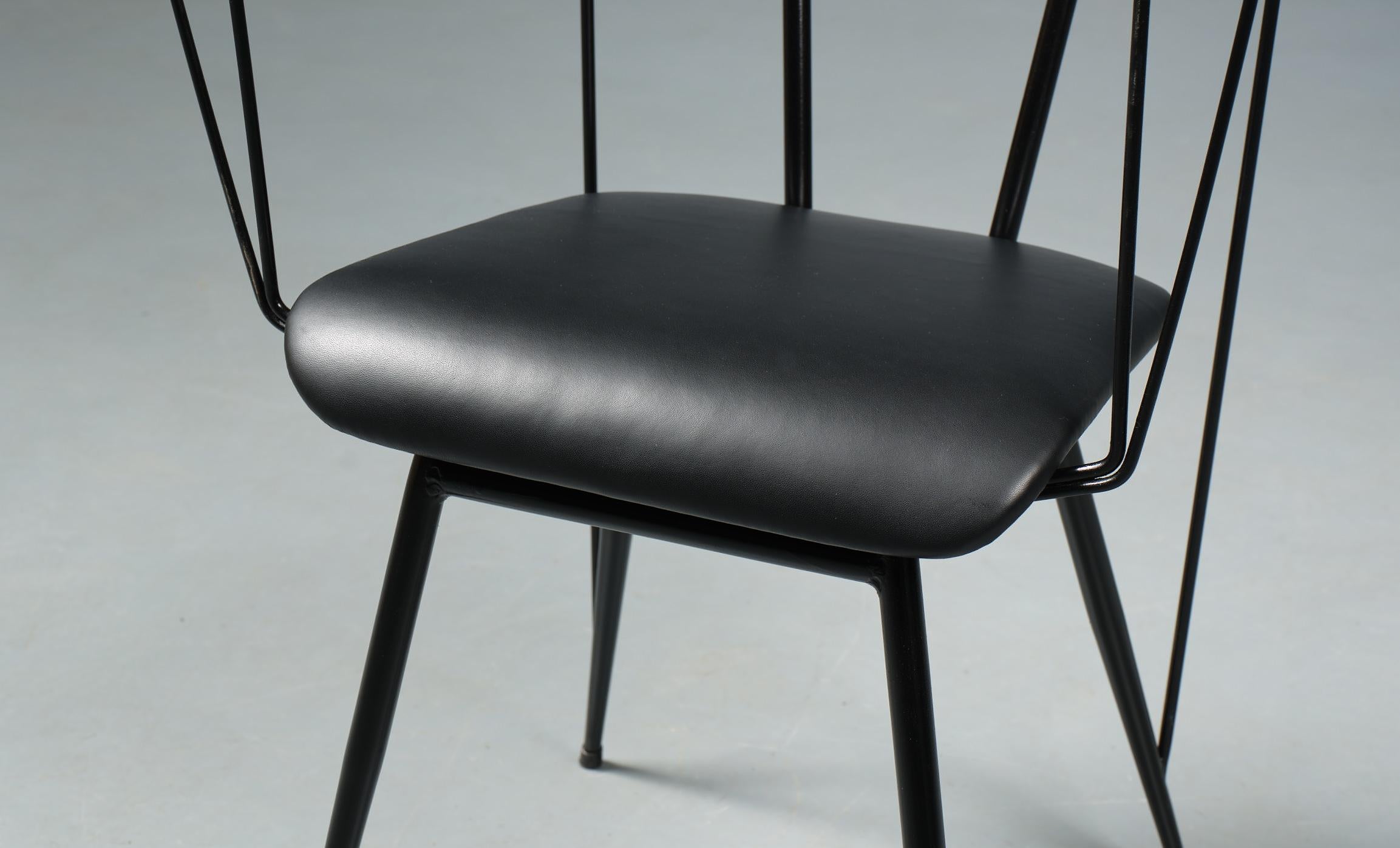 Design/One : Chaise de bureau avec accoudoirs des années 1950 entièrement restaurée en vente 1