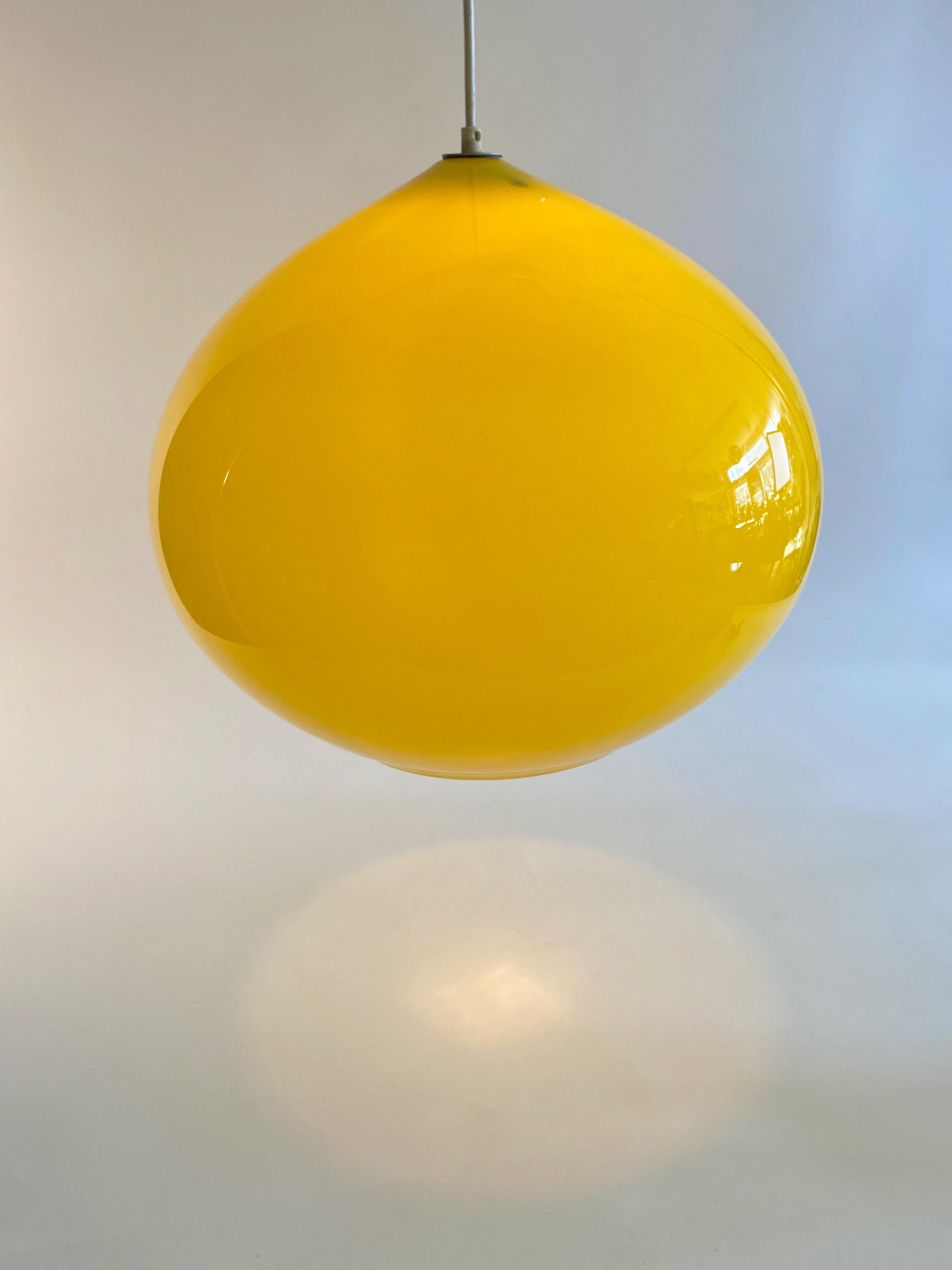 Italian pendant in yellow glass by Gino Vistosi a bulbous tear drop shape with an delicate tapered top with a lipped edge on the bottom. The company started in 1585 at the Murano Glass Works and in 1945 after the war Gino and Luciano Vistosi started