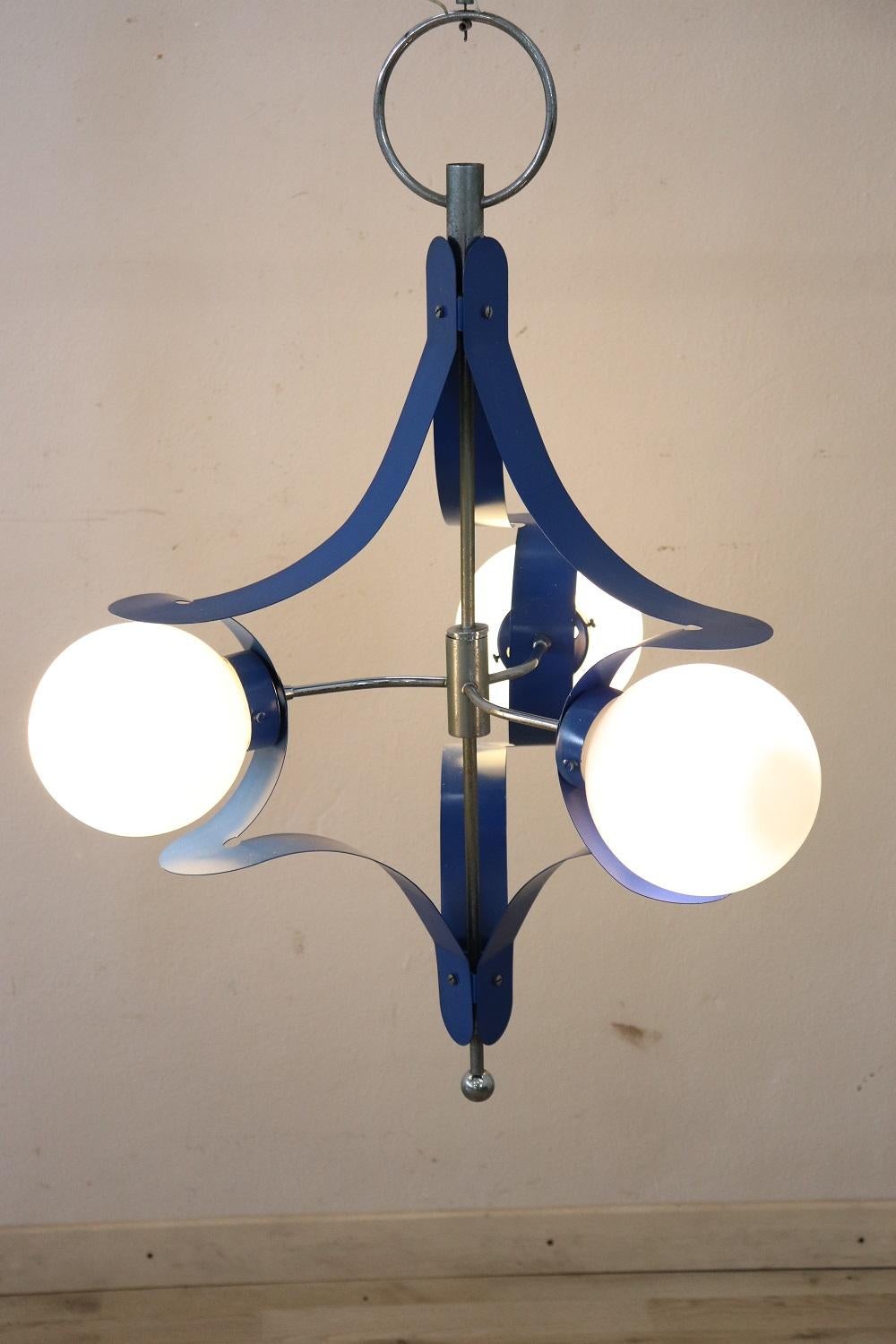 Schönes italienisches Design stilnovo Stil Kronleuchter mit Glas und blau lackiertem Metall, 1950er Jahre insgesamt drei Lichter. Vollständig funktionsfähig.