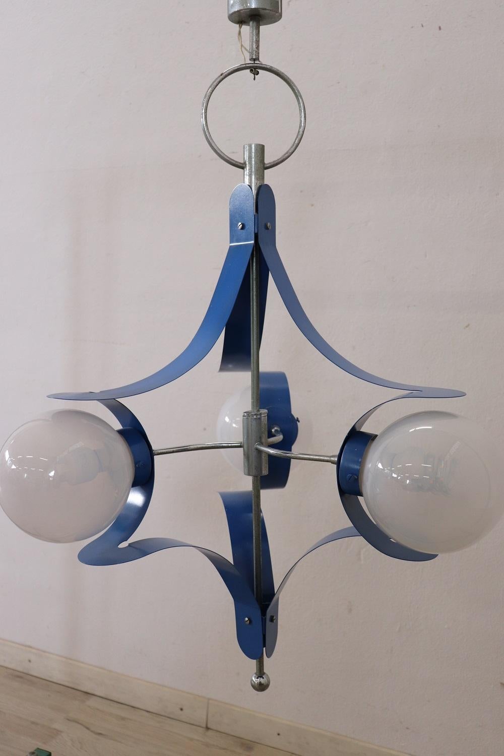 Italienischer Kronleuchter im Stilnovo-Stil aus Glas und blau lackiertem Metall im italienischen Design, 1950er Jahre im Angebot 3