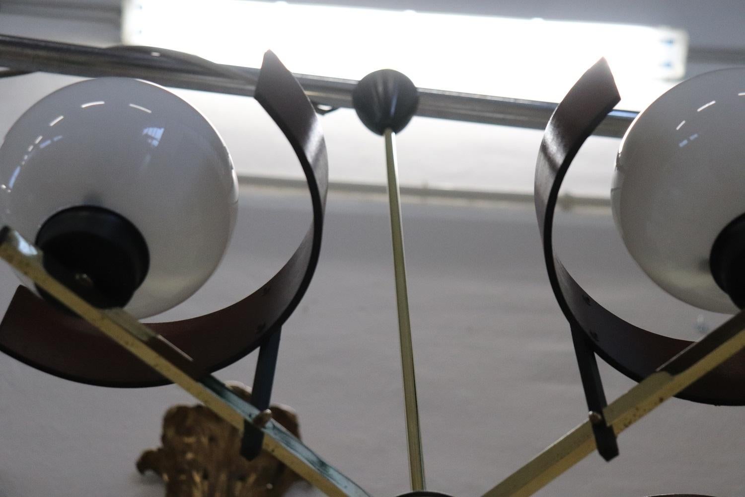 Italienischer Glasschalen-Kronleuchter im Stil von Stilnovo aus Holz und Messing, 1950er Jahre im Angebot 3