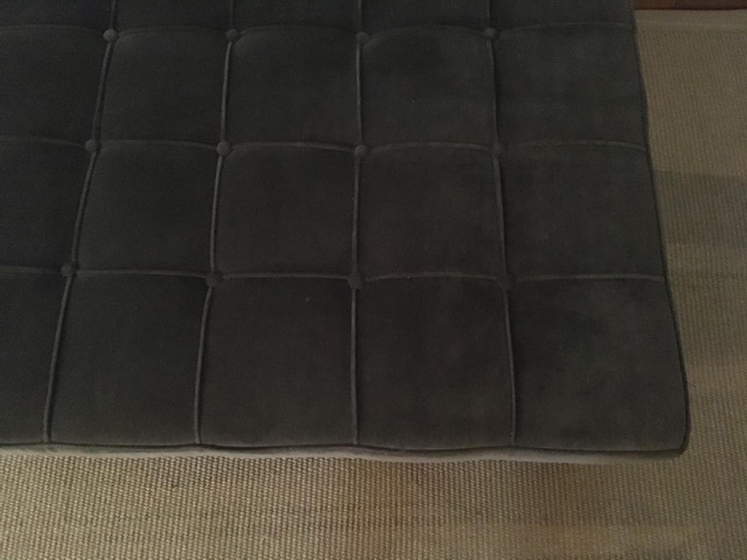 Table basse italienne tapissée de velours gris avec pieds croisés en bois en vente 5