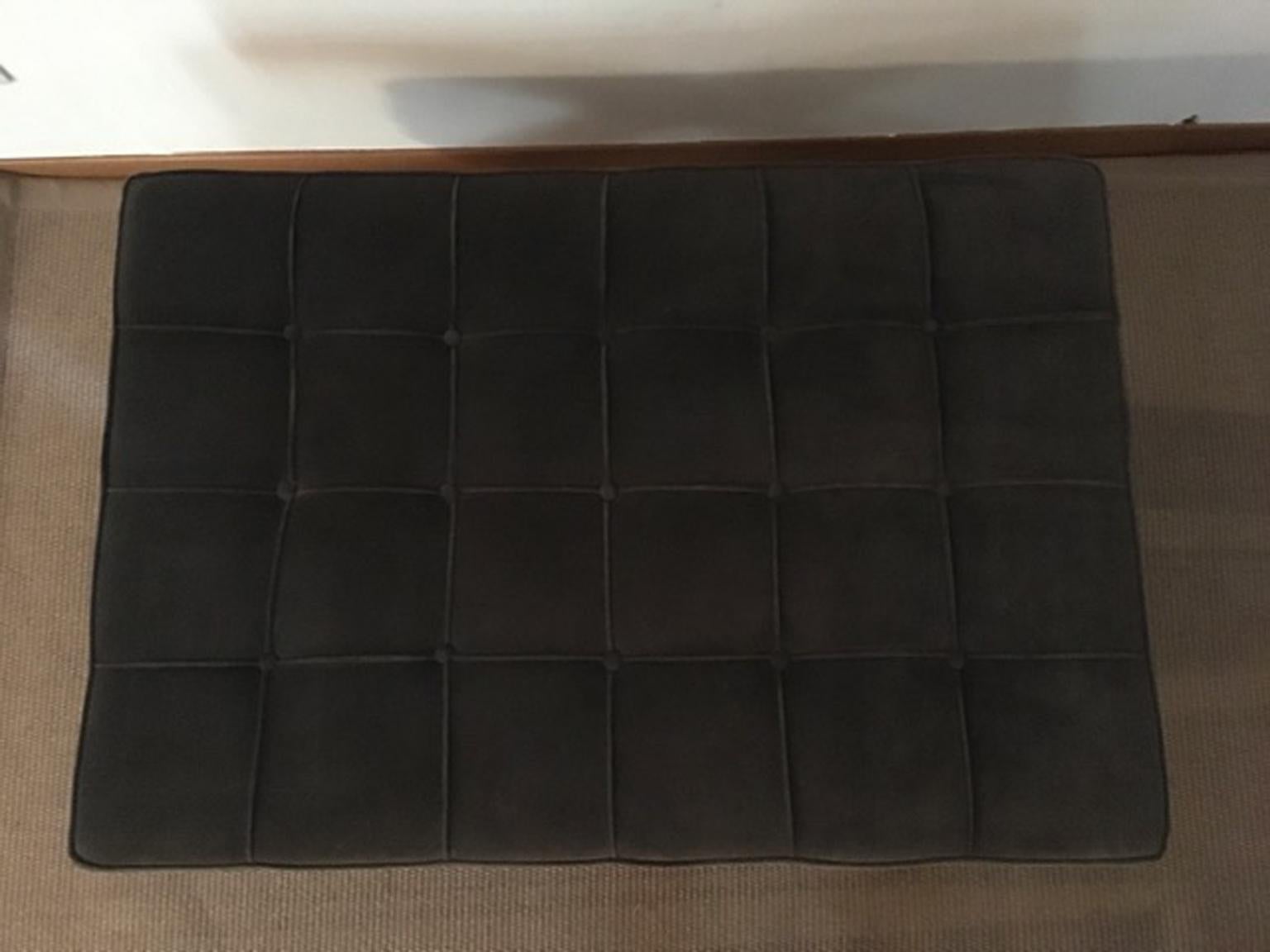Table basse italienne tapissée de velours gris avec pieds croisés en bois en vente 6