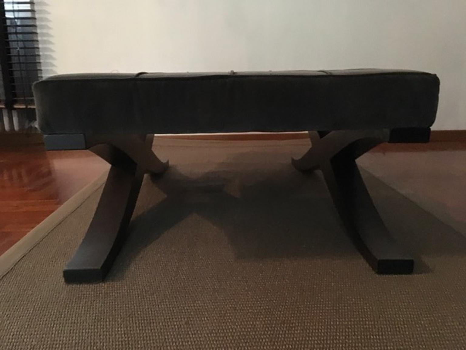 Table basse italienne tapissée de velours gris avec pieds croisés en bois en vente 9
