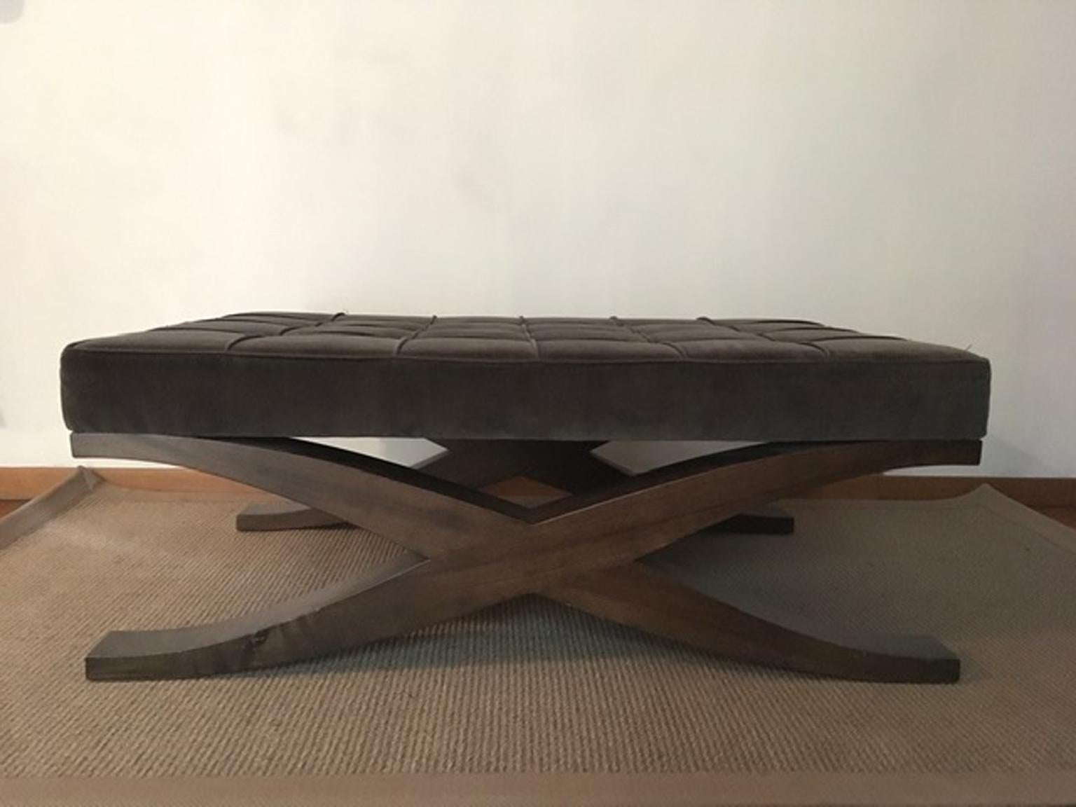 Moderne Table basse italienne tapissée de velours gris avec pieds croisés en bois en vente
