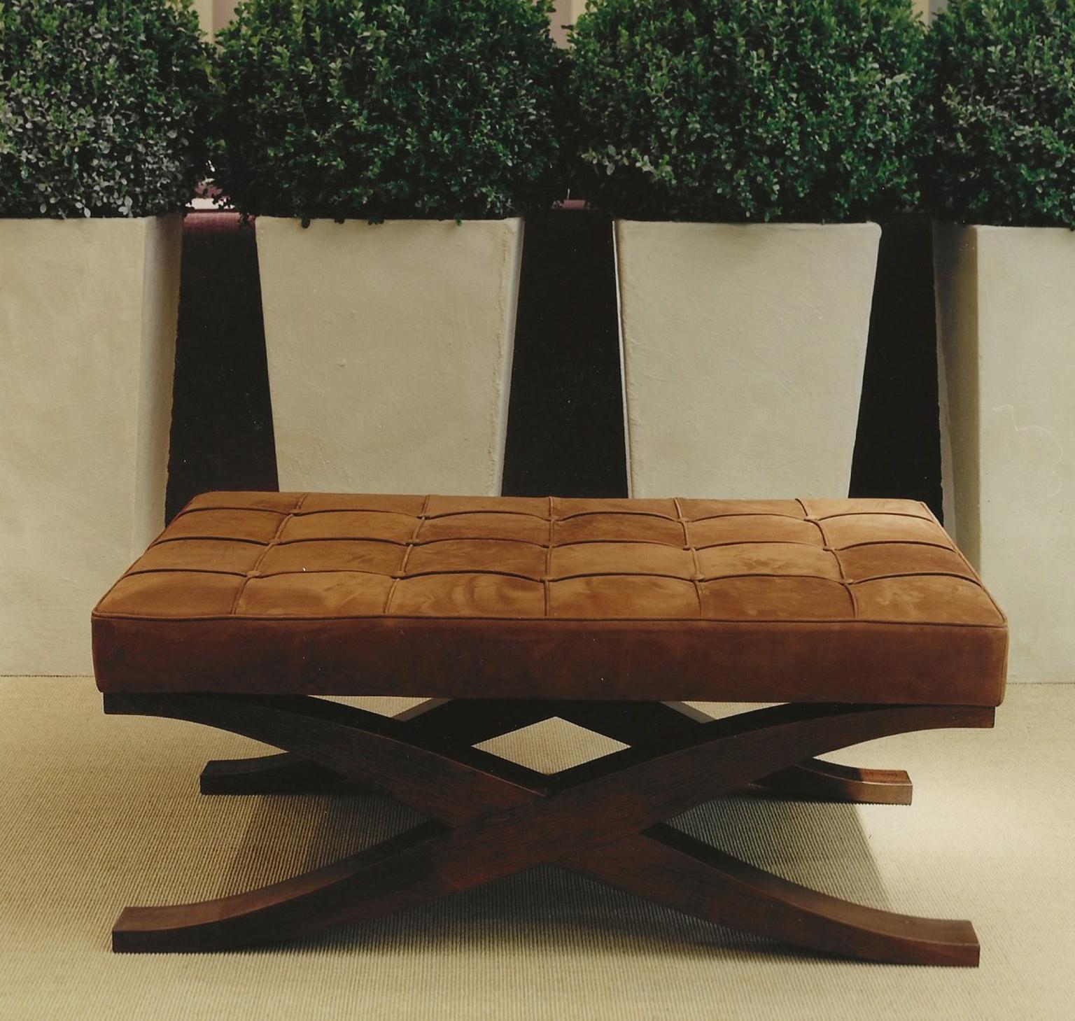 Table basse italienne tapissée de velours gris avec pieds croisés en bois Bon état - En vente à Brescia, IT
