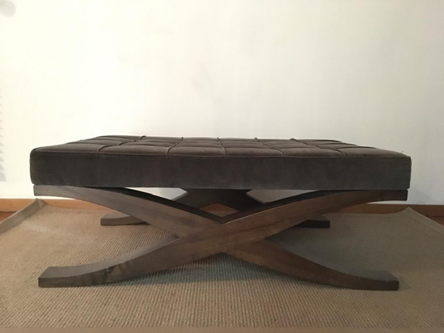 XXIe siècle et contemporain Table basse italienne tapissée de velours gris avec pieds croisés en bois en vente