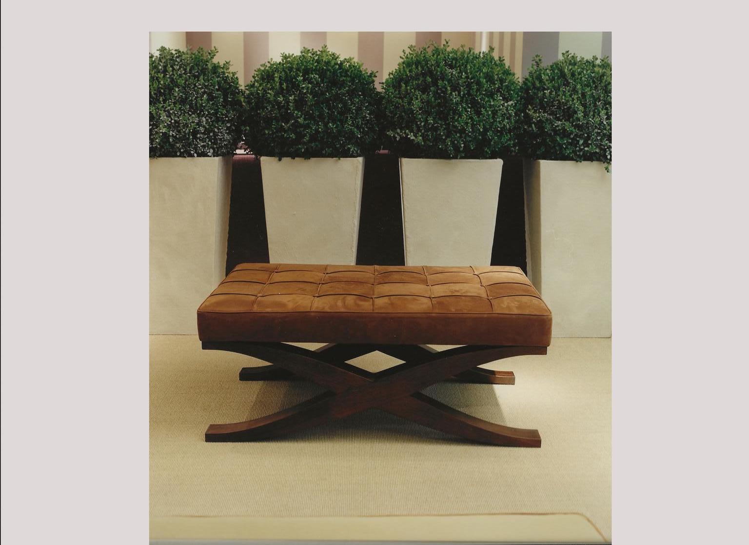 Tissu Table basse italienne tapissée de velours gris avec pieds croisés en bois en vente