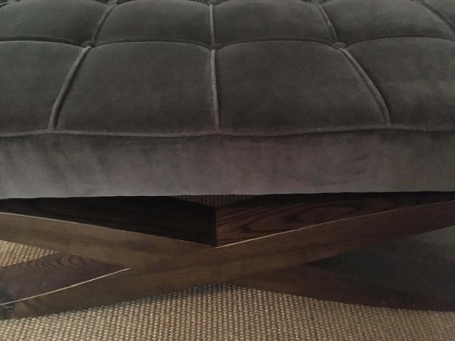 Table basse italienne tapissée de velours gris avec pieds croisés en bois en vente 3
