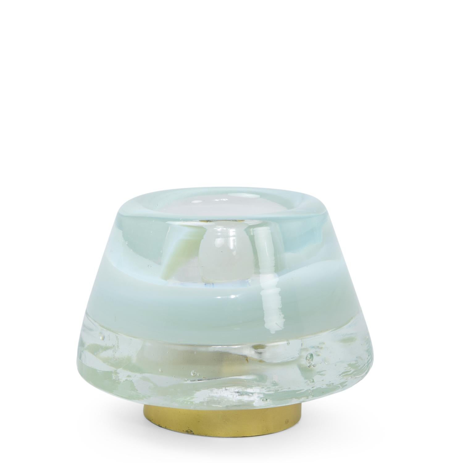 Lámpara de mesa de cristal de Leucos, Italia. Cada lámpara de esta serie es única y tiene su propio carácter e imperfecciones, ya que están totalmente hechas a mano.

 
Sobre el productor:
Leucos es una empresa italiana de iluminación conocida por