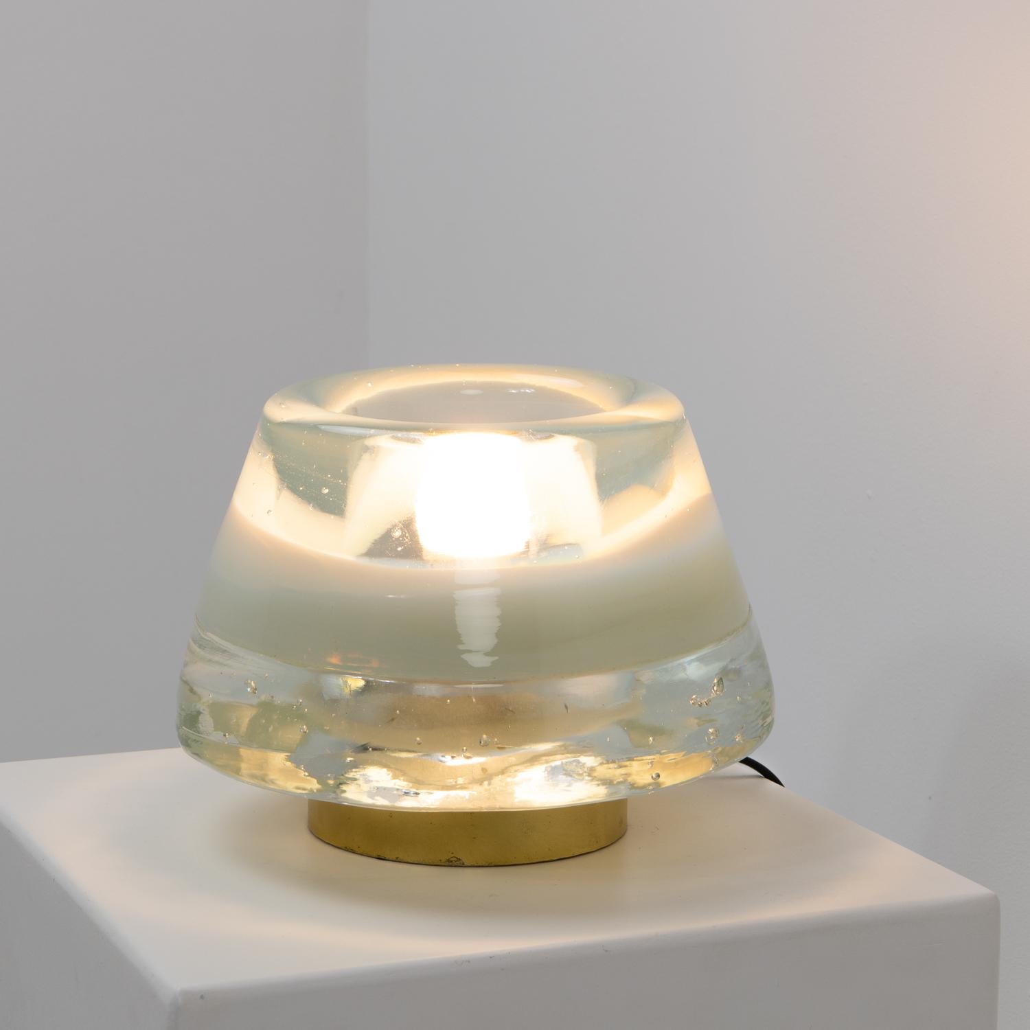 Lámpara de mesa de cristal Leucos de diseño italiano hecha a mano, época 1970 en Bueno estado para la venta en Renens, CH