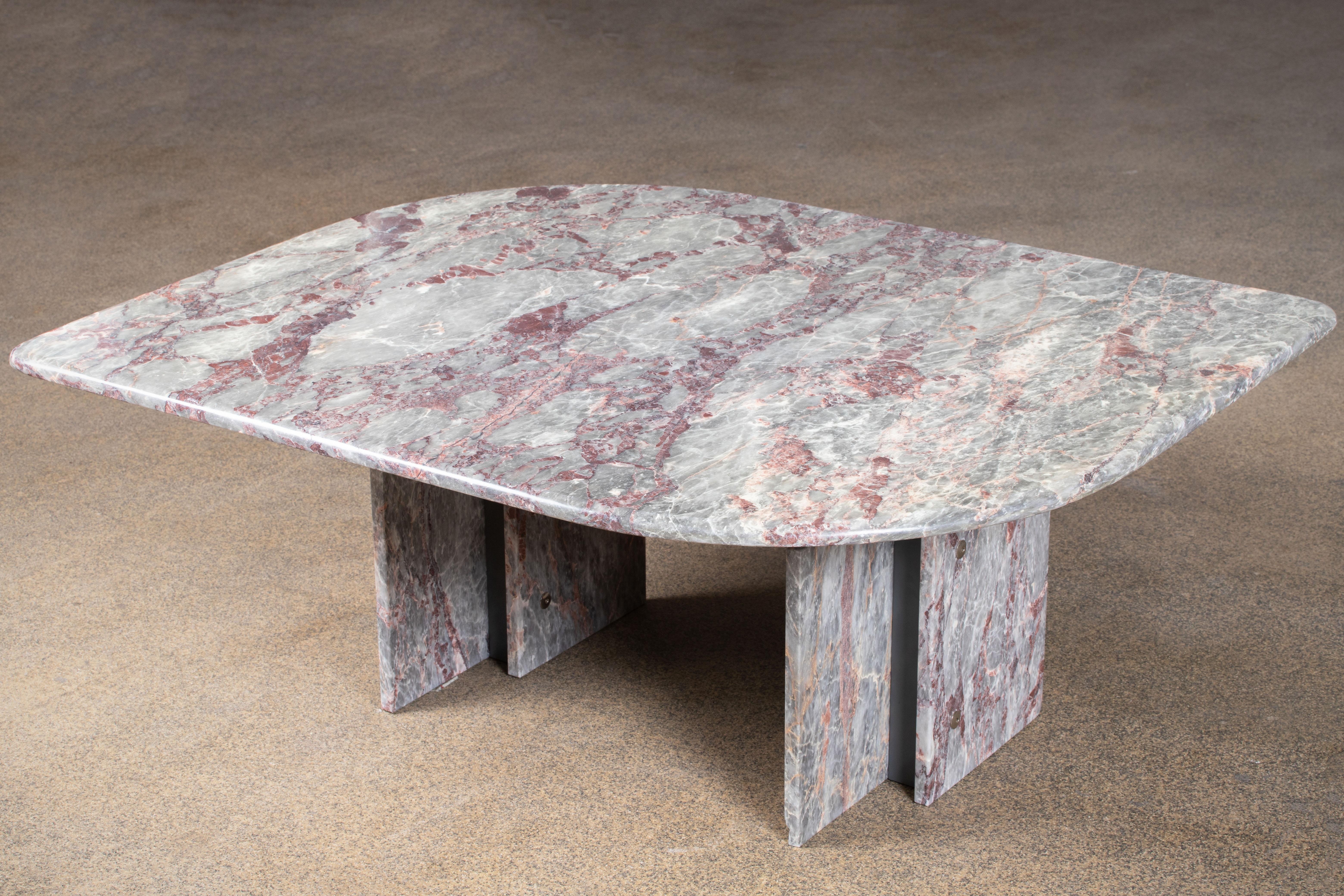 20ième siècle Table basse en marbre de conception italienne, 1970 en vente