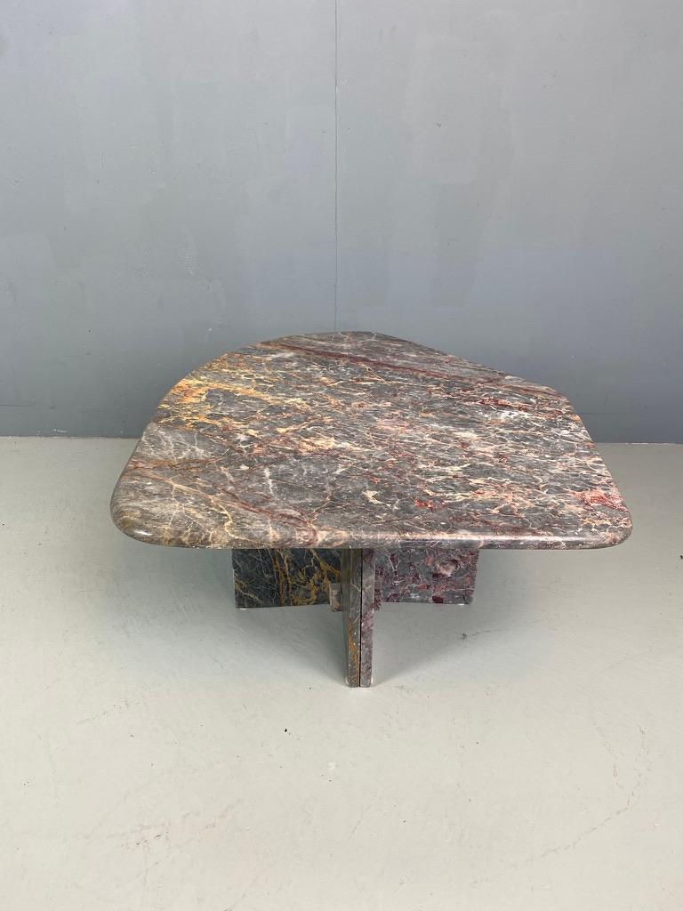 Italian design marble side table or small coffee table organic shaped -1970- In Good Condition In The Hague, NL