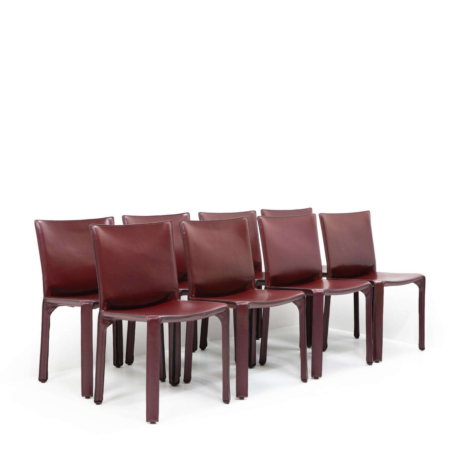 Ein Satz von acht originalen Cab 412 Beistellstühlen, entworfen von Mario Bellini für Cassina. Der ursprünglich Ende der 1970er Jahre eingeführte Cab-Stuhl wurde zu einer Ikone des italienischen Designs und ist Teil der ständigen Sammlung des Museum
