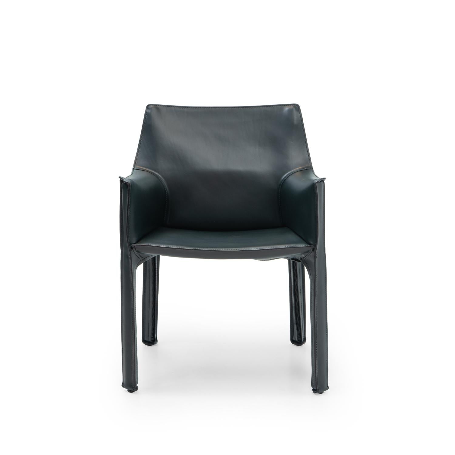 Rare fauteuil Cab 413 en cuir vert foncé de Mario Bellini pour Cassina :

La chaise Cab est constituée d'un cadre tubulaire sur lequel est posé un cuir de selle très épais ; la peau de cuir est maintenue en place par des fermetures à glissière sur