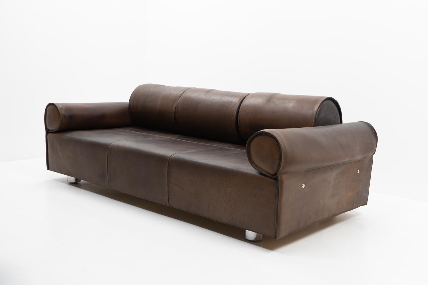 Italienisches Design Marzio Cecchi Dreisitziges Sofa aus braunem Büffelleder, 1970er Jahre im Zustand „Gut“ im Angebot in Renens, CH