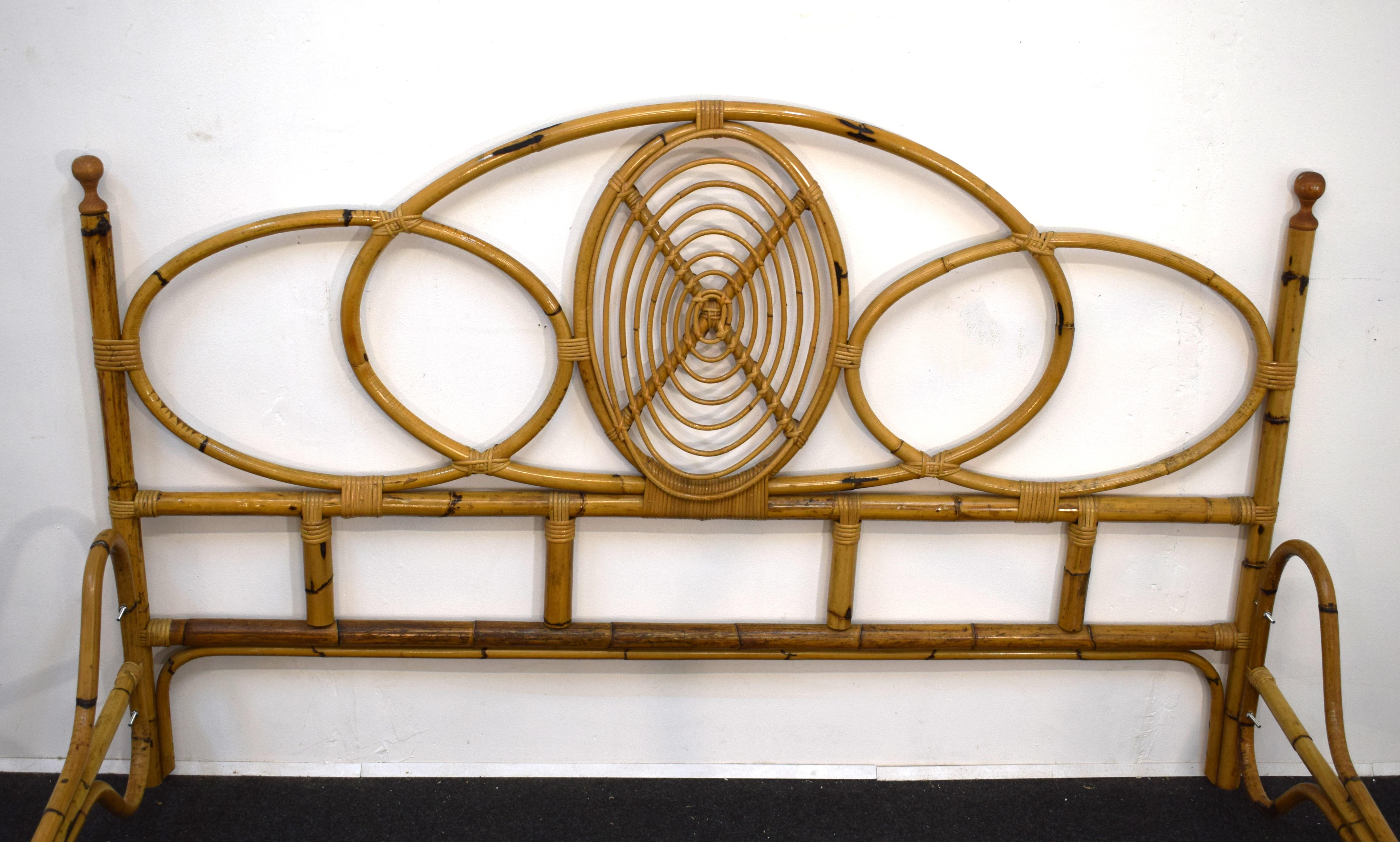 Italian design mid-century bamboo bed, 1960s.
External dimensions : H=97 cm; W= 170 cm; D=200 cm.
Internal measures for mattress: 193cm x 163 cm.

 