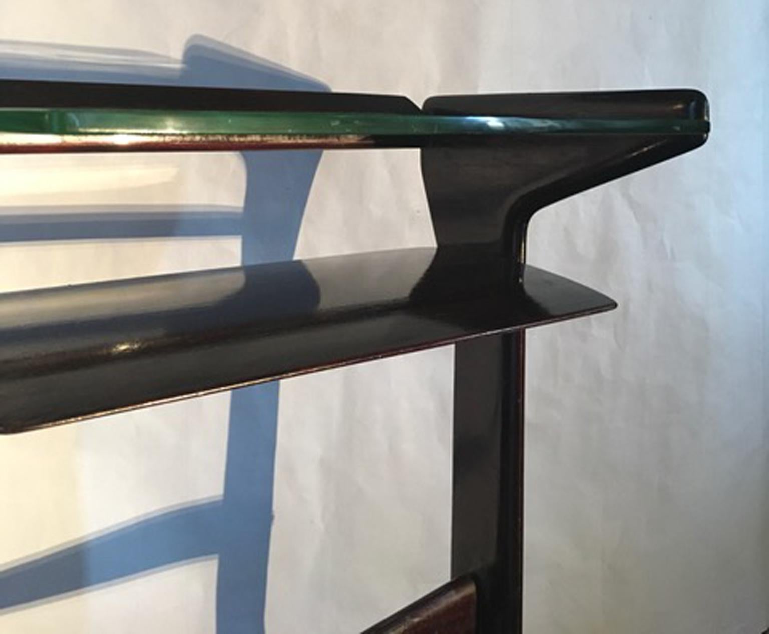 Design italien du milieu du siècle dernier  Table d'appoint en noyer et verre transparent par Ico Parisi en vente 10