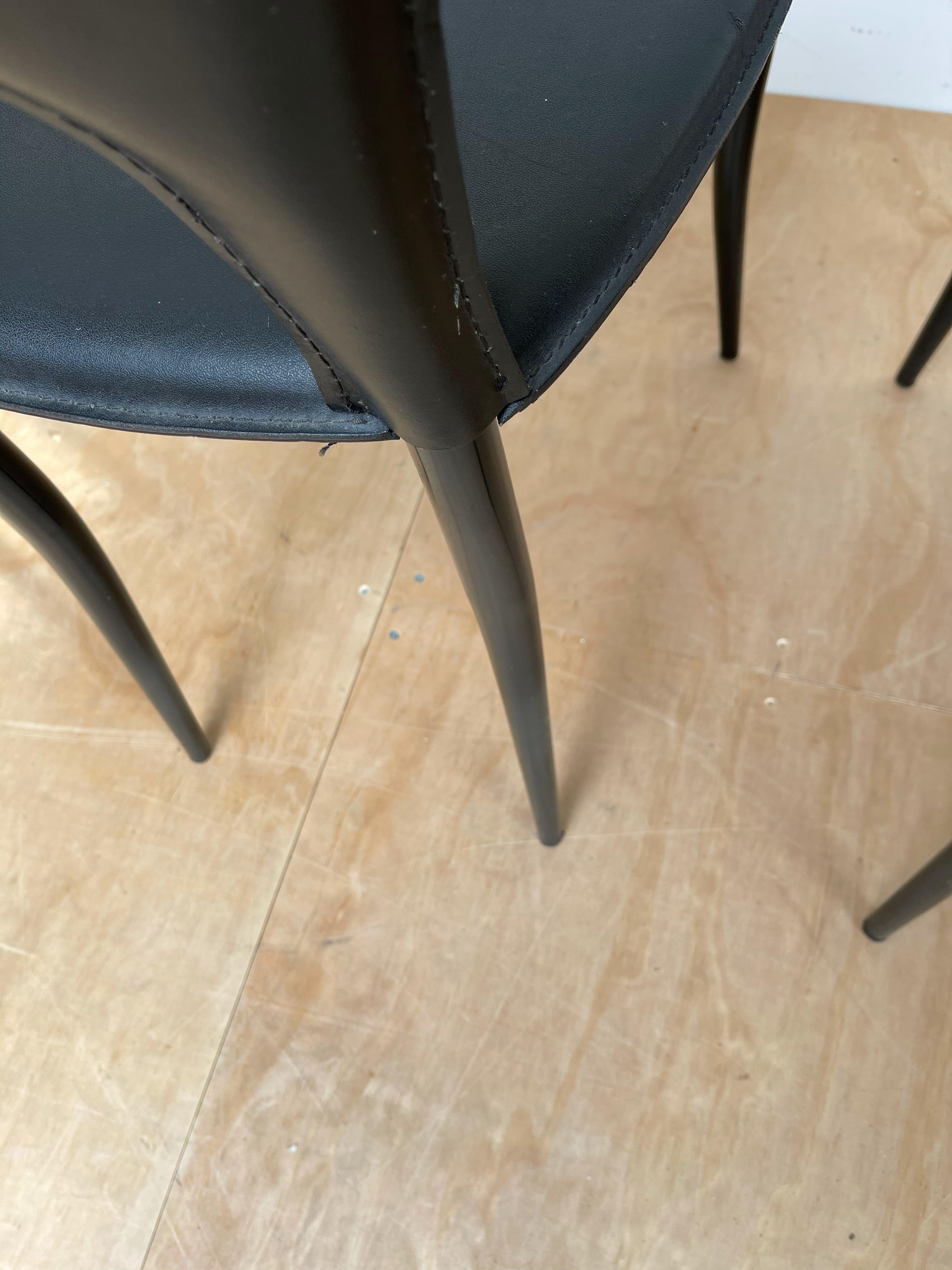 Set di 4 sedie da pranzo di design italiano del Mid-Century Modern. Sedili in pelle nera in vendita 6