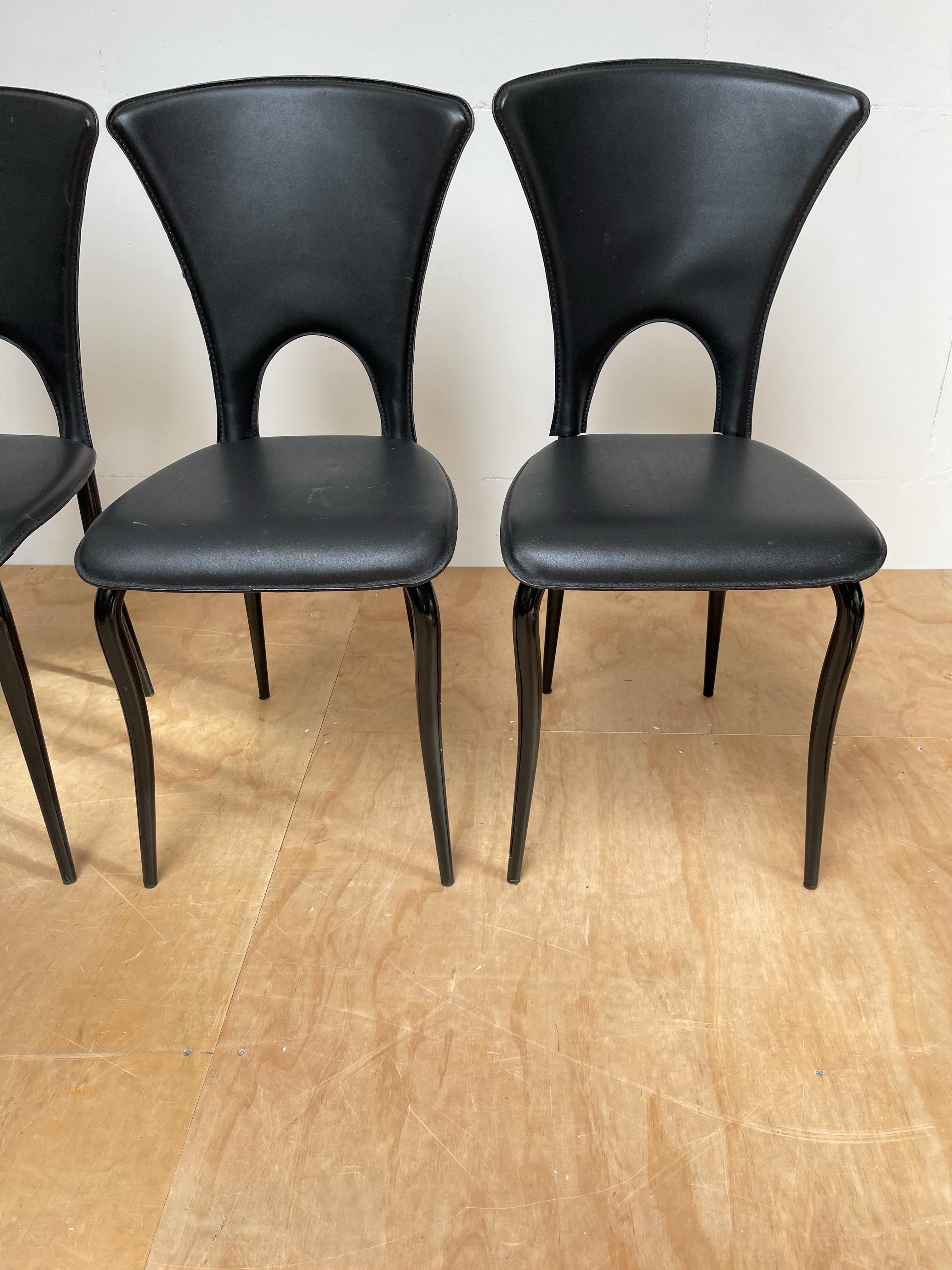 Fatto a mano Set di 4 sedie da pranzo di design italiano del Mid-Century Modern. Sedili in pelle nera in vendita