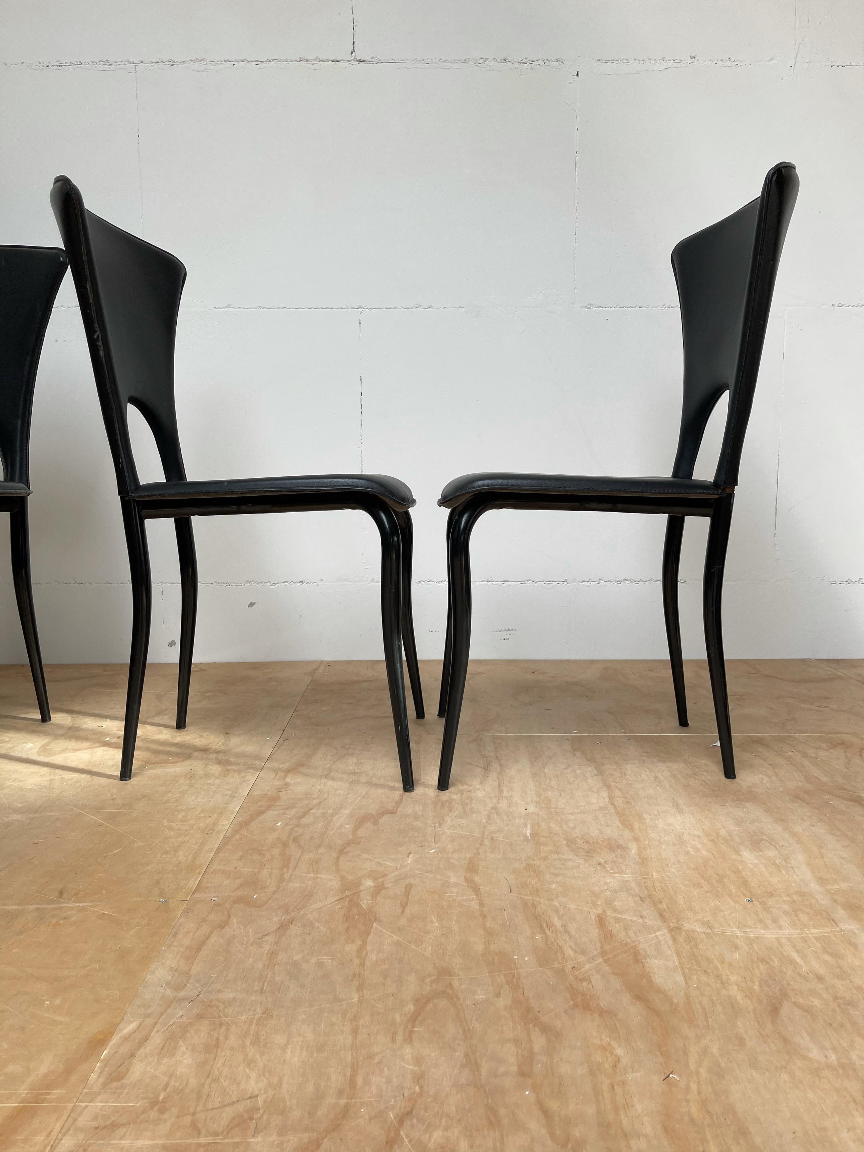 Set di 4 sedie da pranzo di design italiano del Mid-Century Modern. Sedili in pelle nera In condizioni buone in vendita a Lisse, NL