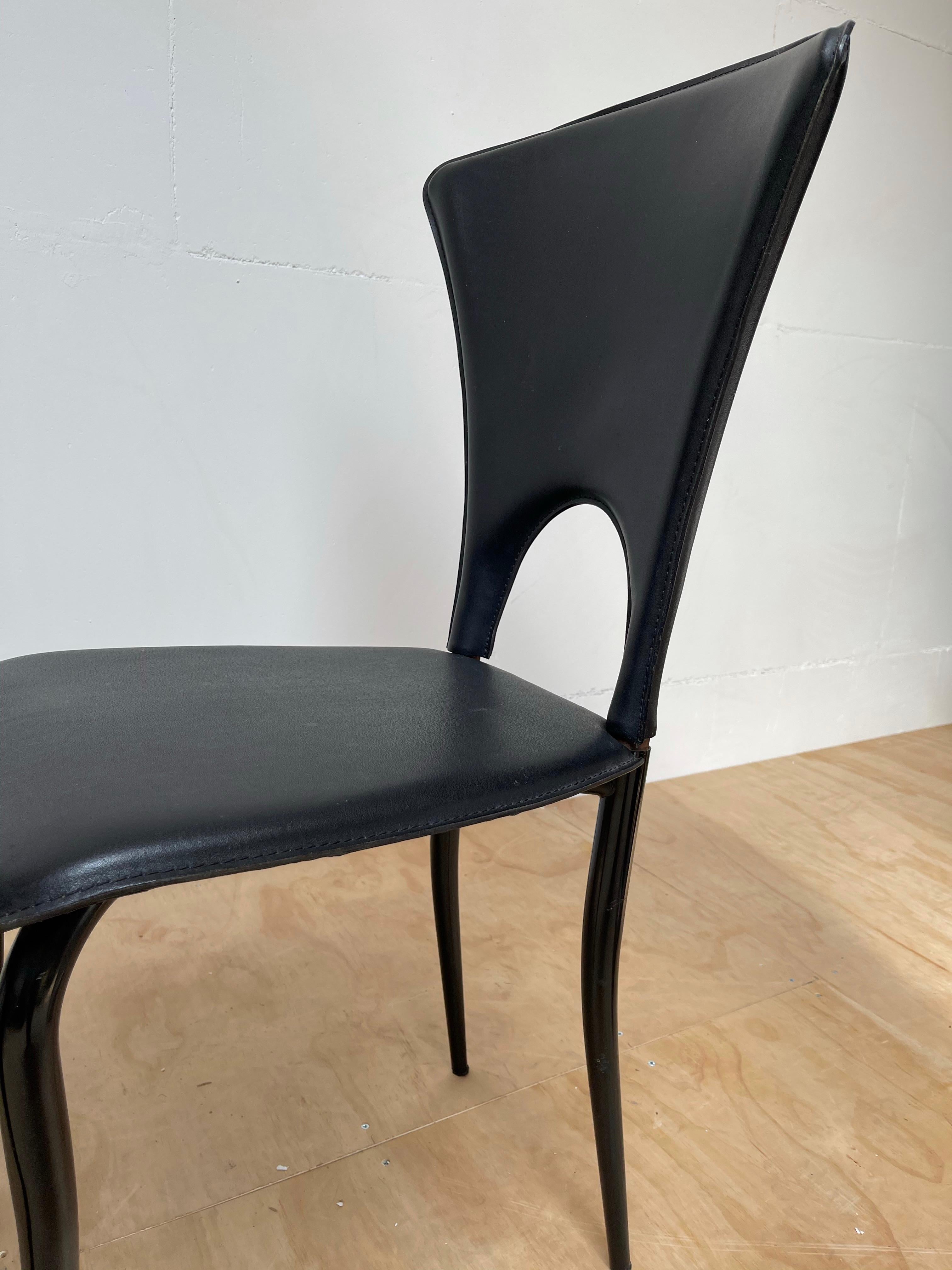 20ième siècle Design italien The Modernity Set of 4 Dining Chairs w. Sièges en cuir noir en vente