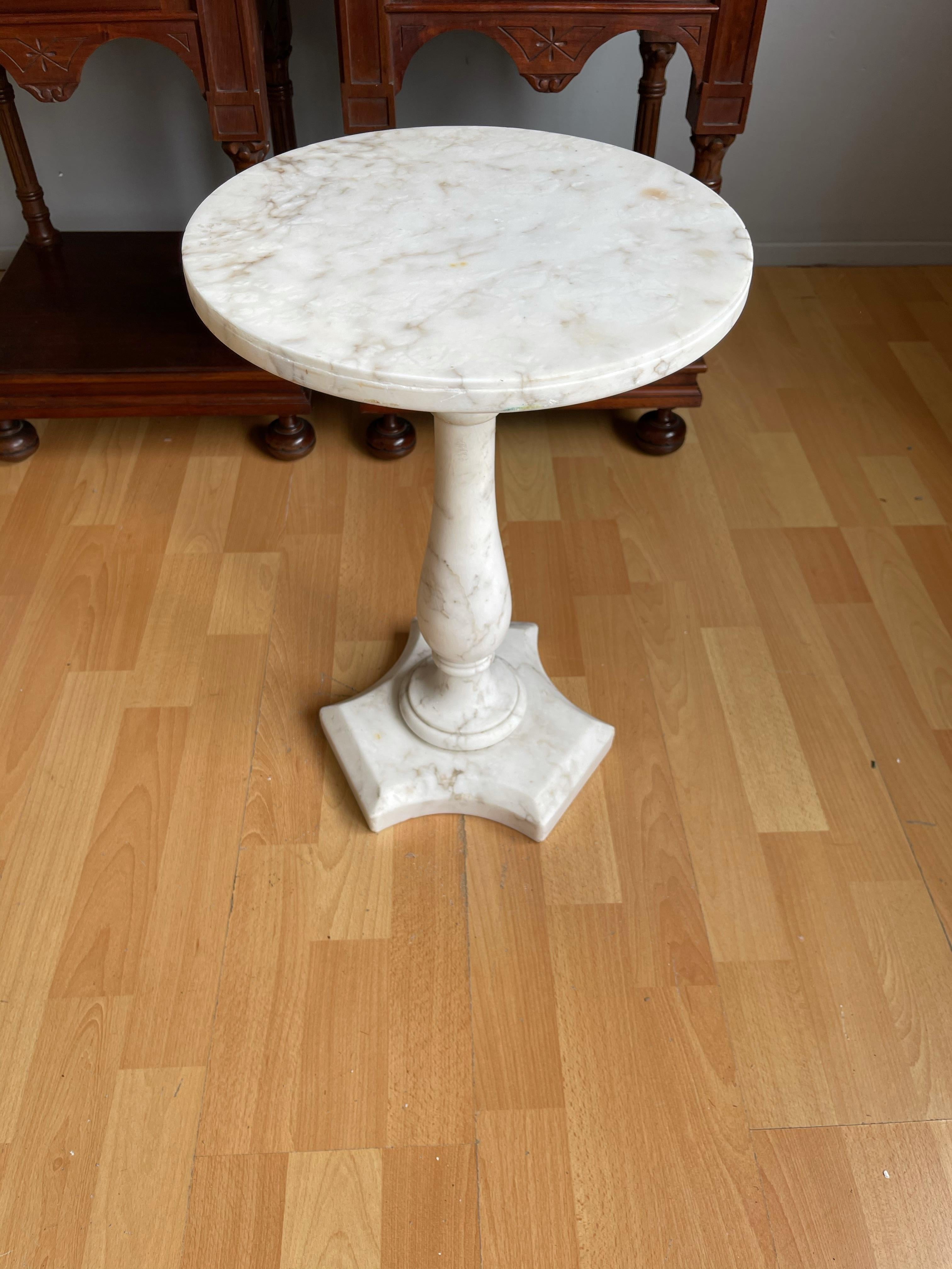 Italian Design Midcentury Modern White Carrara Marble Pedestal Stand / End Table For Sale 4