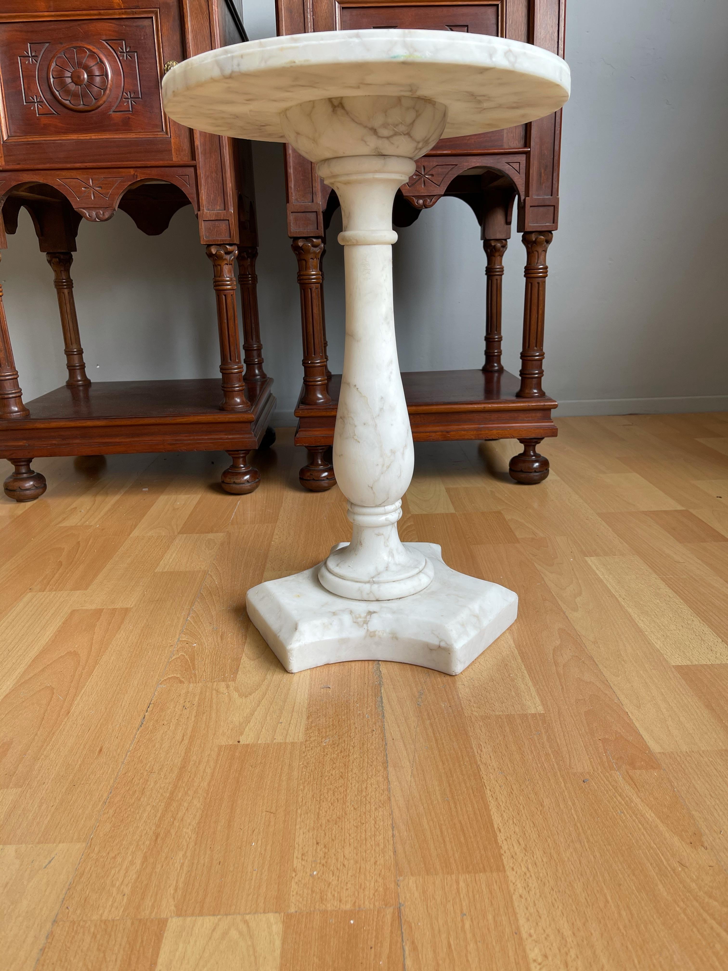 Guéridon / table d'appoint en marbre blanc de Carrare de conception italienne moderne du milieu du siècle dernier en vente 10