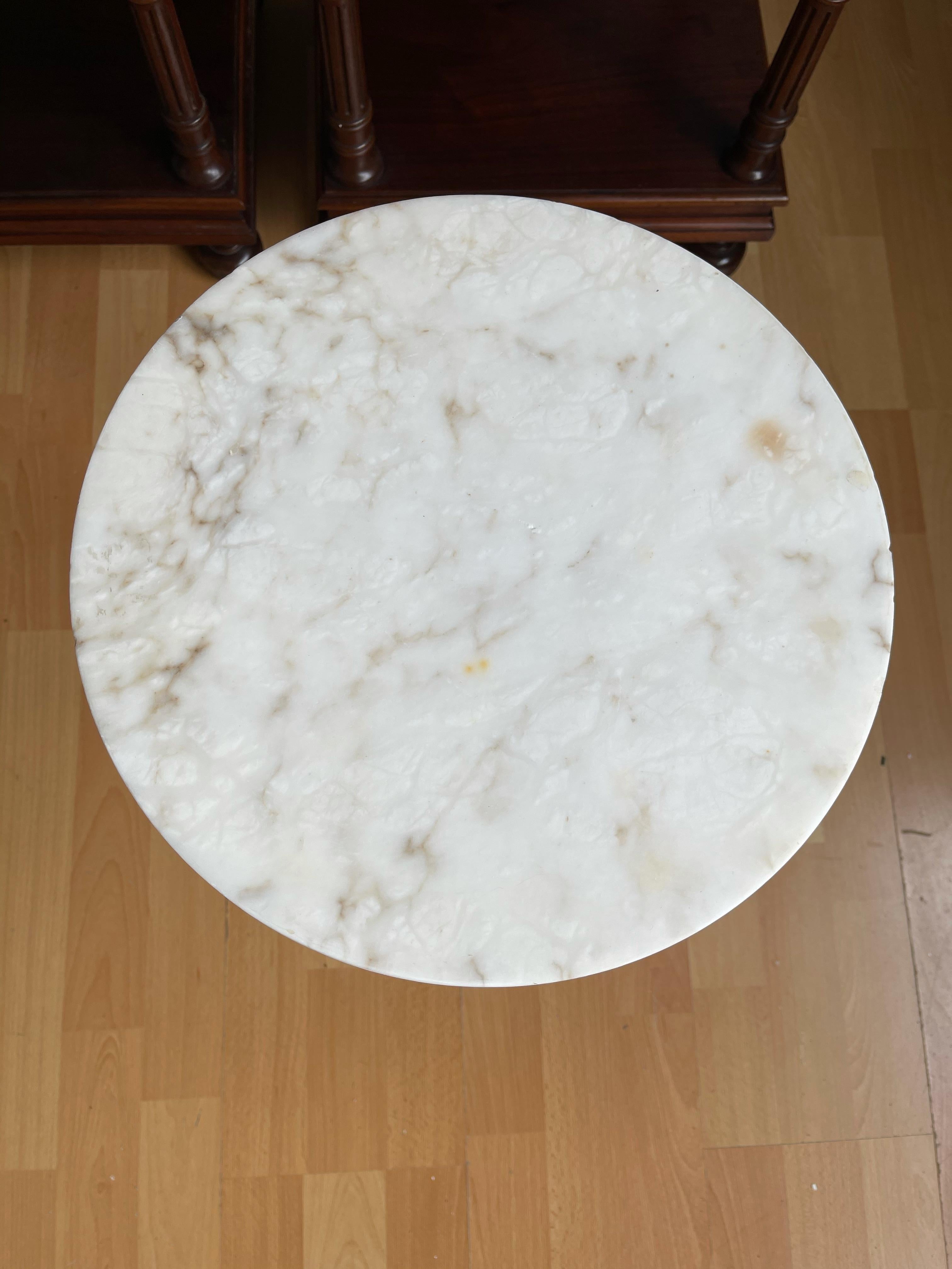 Mid-Century Modern Guéridon / table d'appoint en marbre blanc de Carrare de conception italienne moderne du milieu du siècle dernier en vente
