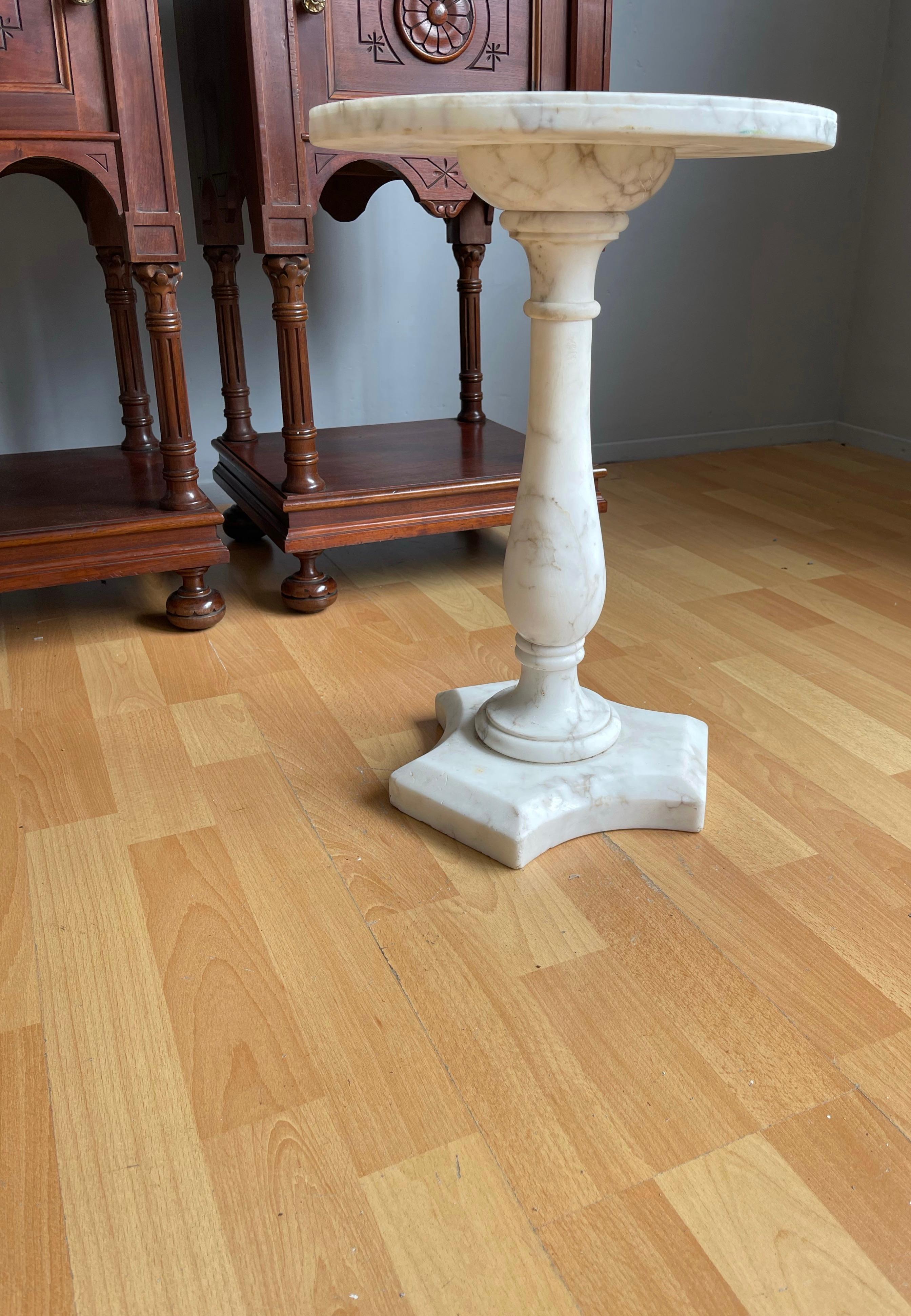 Hand-Crafted Italian Design Midcentury Modern White Carrara Marble Pedestal Stand / End Table For Sale