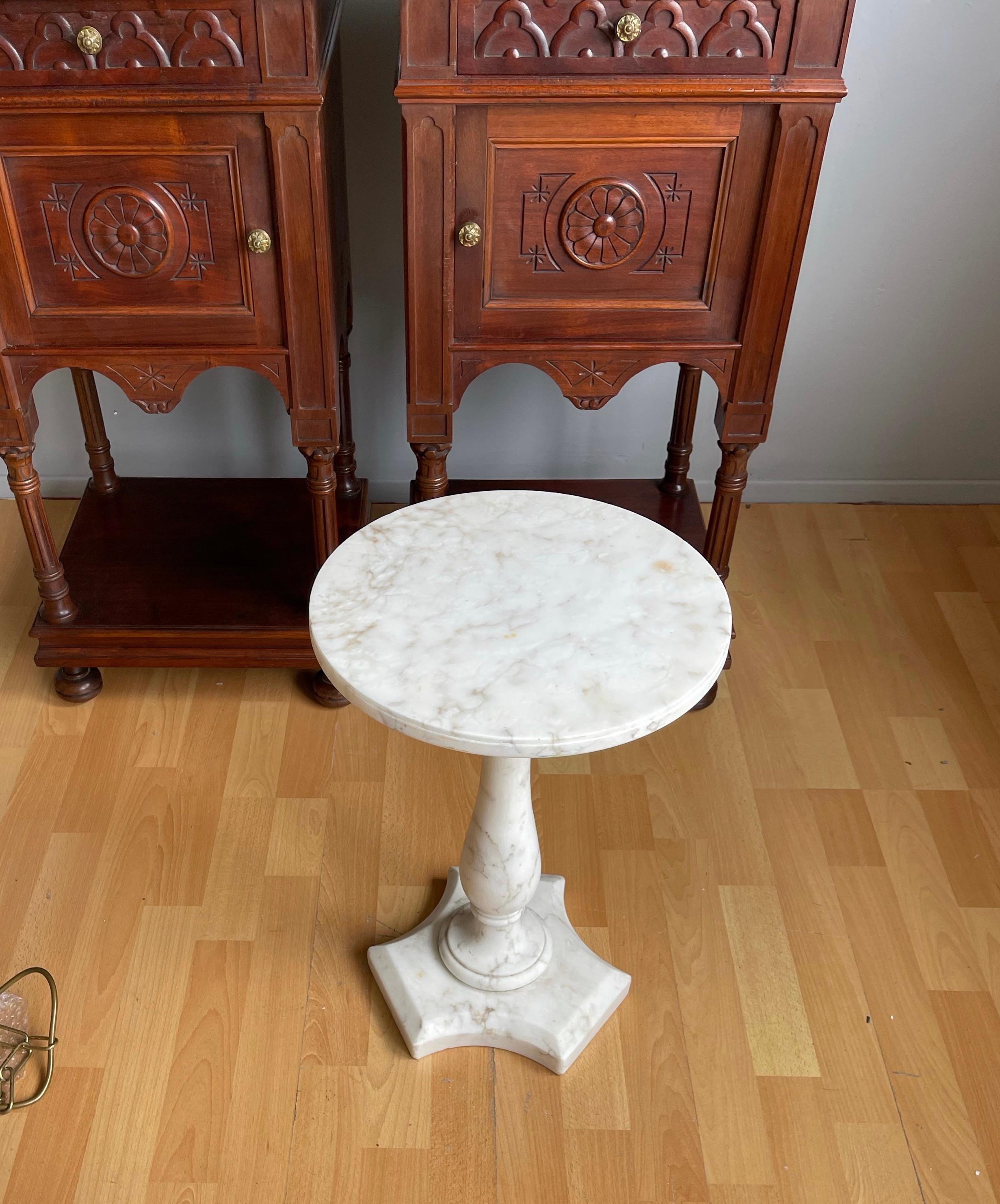 Italian Design Midcentury Modern White Carrara Marble Pedestal Stand / End Table In Good Condition For Sale In Lisse, NL