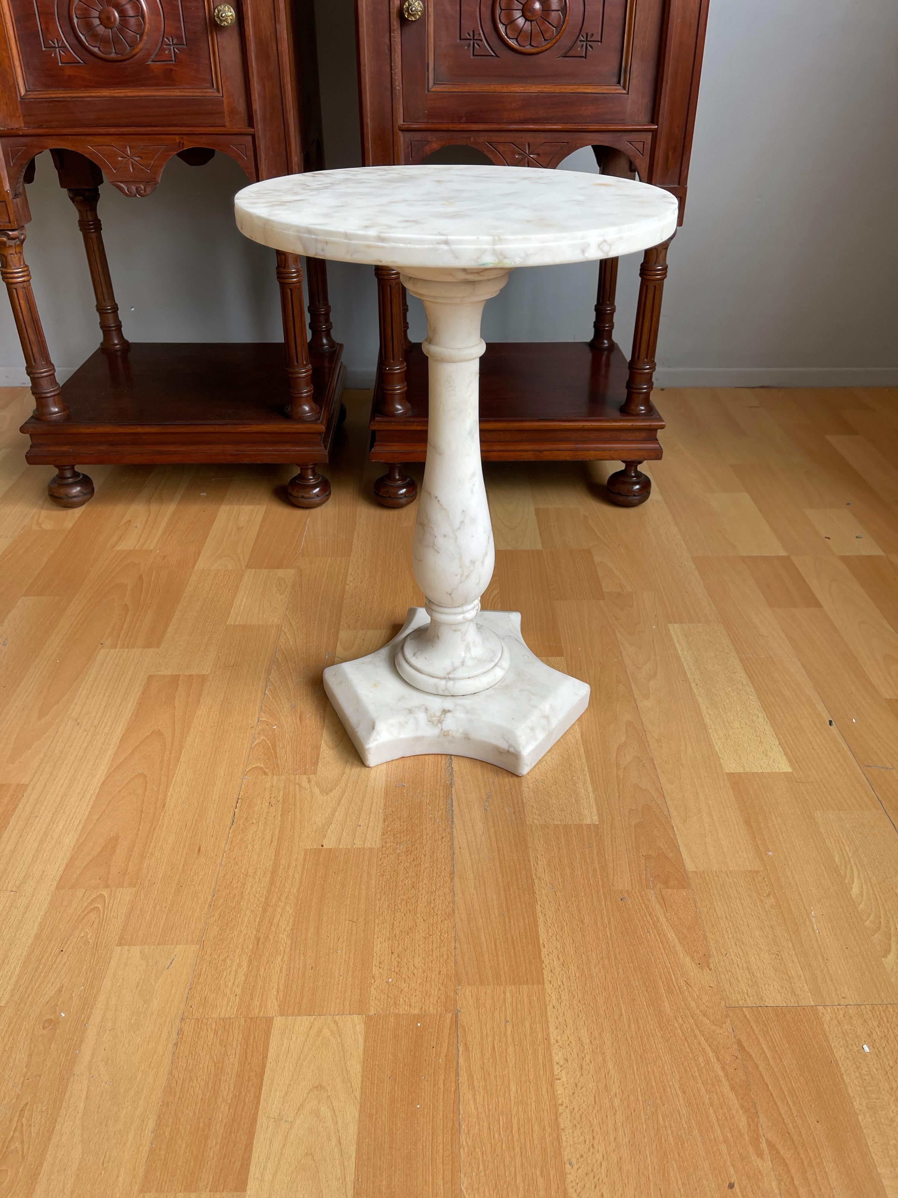 20th Century Italian Design Midcentury Modern White Carrara Marble Pedestal Stand / End Table For Sale