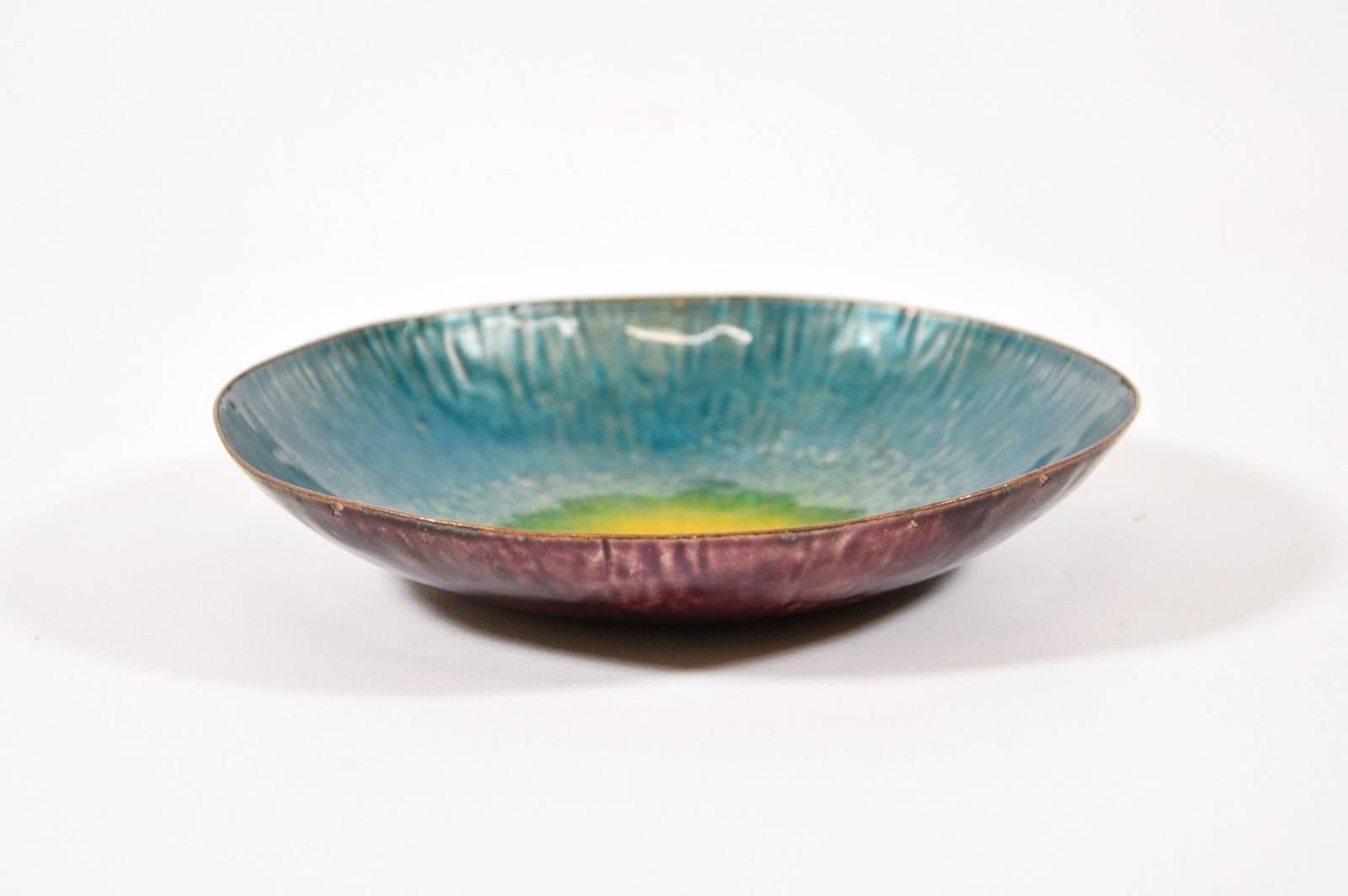 An enameled copper bowl in the style of Paolo De Poli, made in Italy, circa 1950 by Metal Arte Sulmona. The upper face is turquoise and yellow, the bottom is mauve.
Two names, 