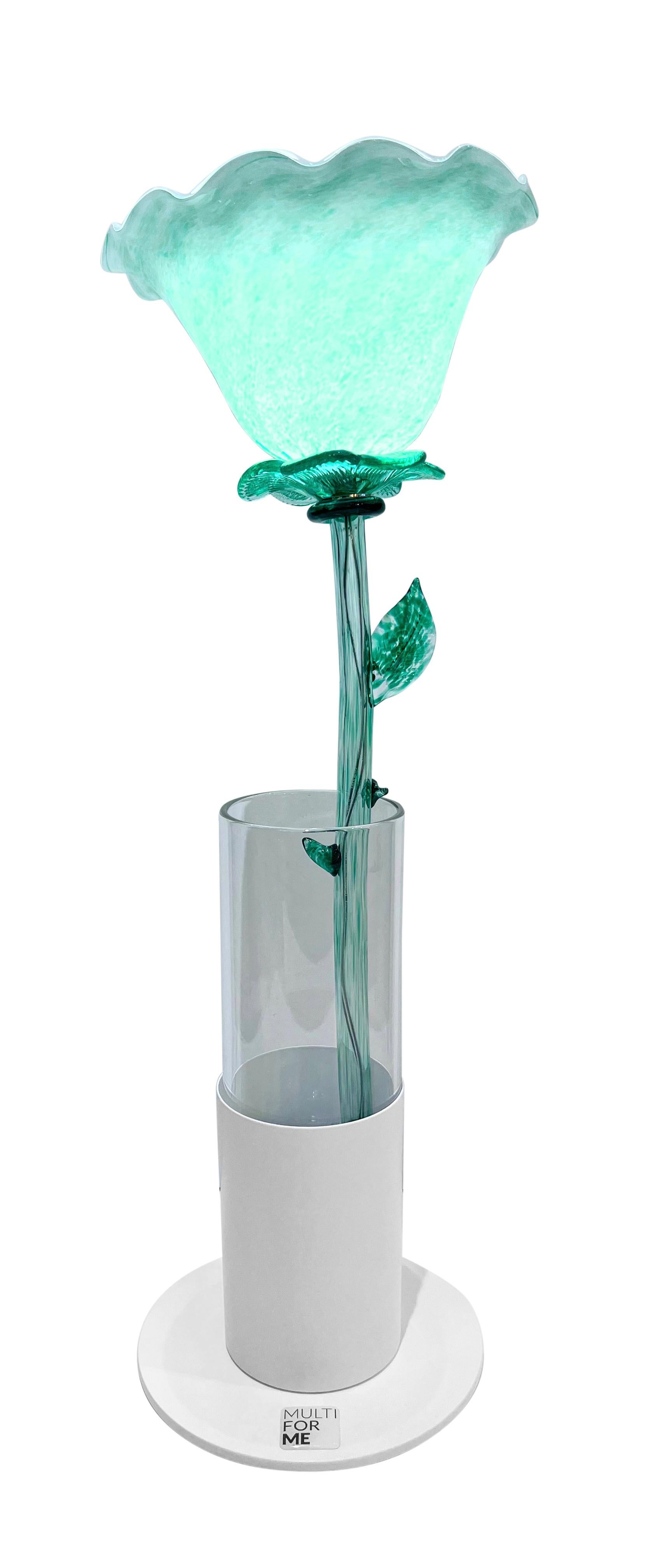 Un produit Multiforme exclusif pour Calle Interiors & Antiques : un objet décoratif unique, à la frontière entre la réalité et la fantaisie, cette lampe fleur en verre fait partie d'une collection appelée 