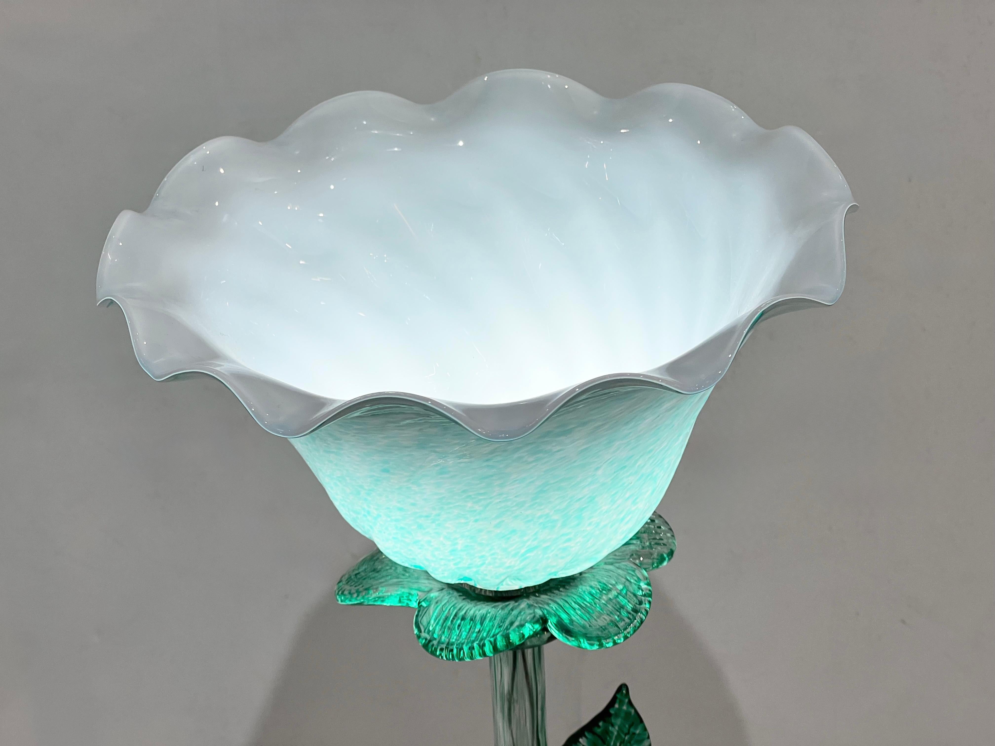 Fait main Lampe vase/table moderne italienne aigue-marine verte Art Glass Lit Flower en vente