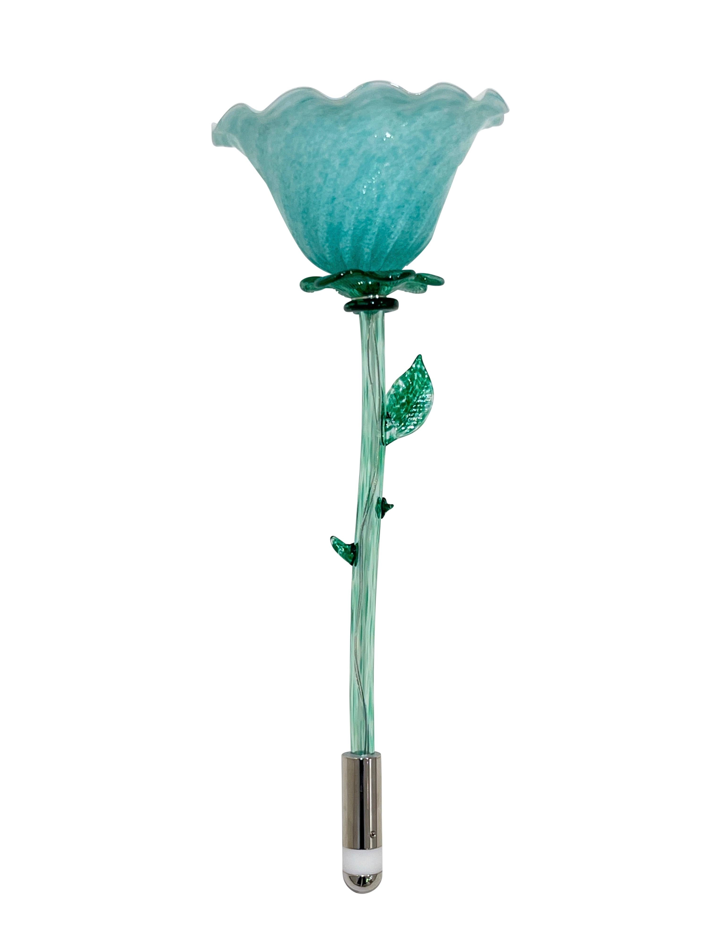 Lampada da vaso/tavolo di design italiano moderna in vetro artistico verde acquamarina con fiore acceso In condizioni Nuovo in vendita a New York, NY